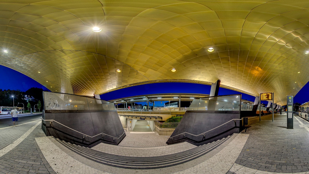 Panoramabild des Gummersbacher Busbahnhofs.