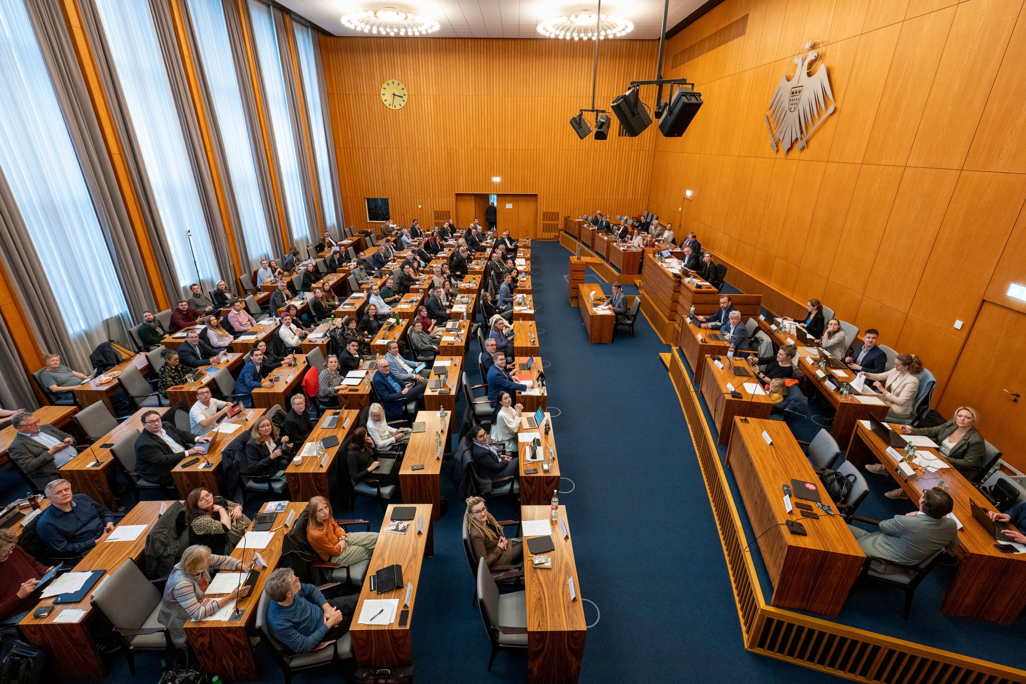 Im Ratssaal findet eine Sitzung des Stadtrats statt.