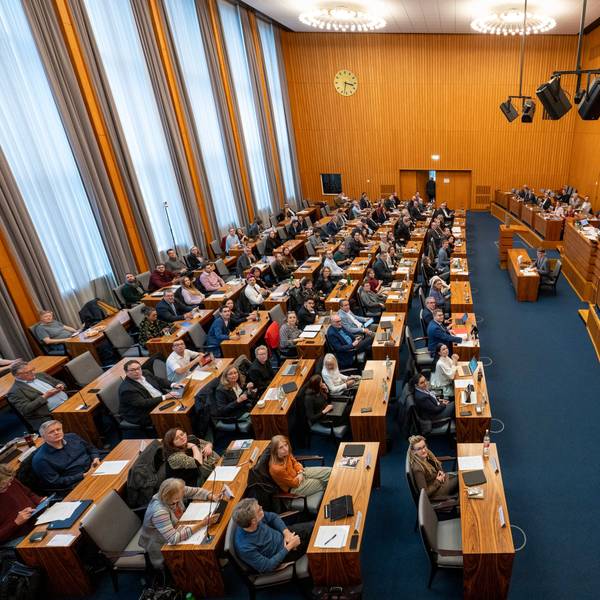 Im Ratssaal findet eine Sitzung des Stadtrats statt.