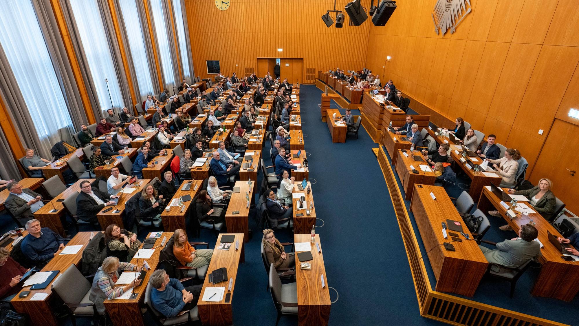 Im Ratssaal findet eine Sitzung des Stadtrats statt.