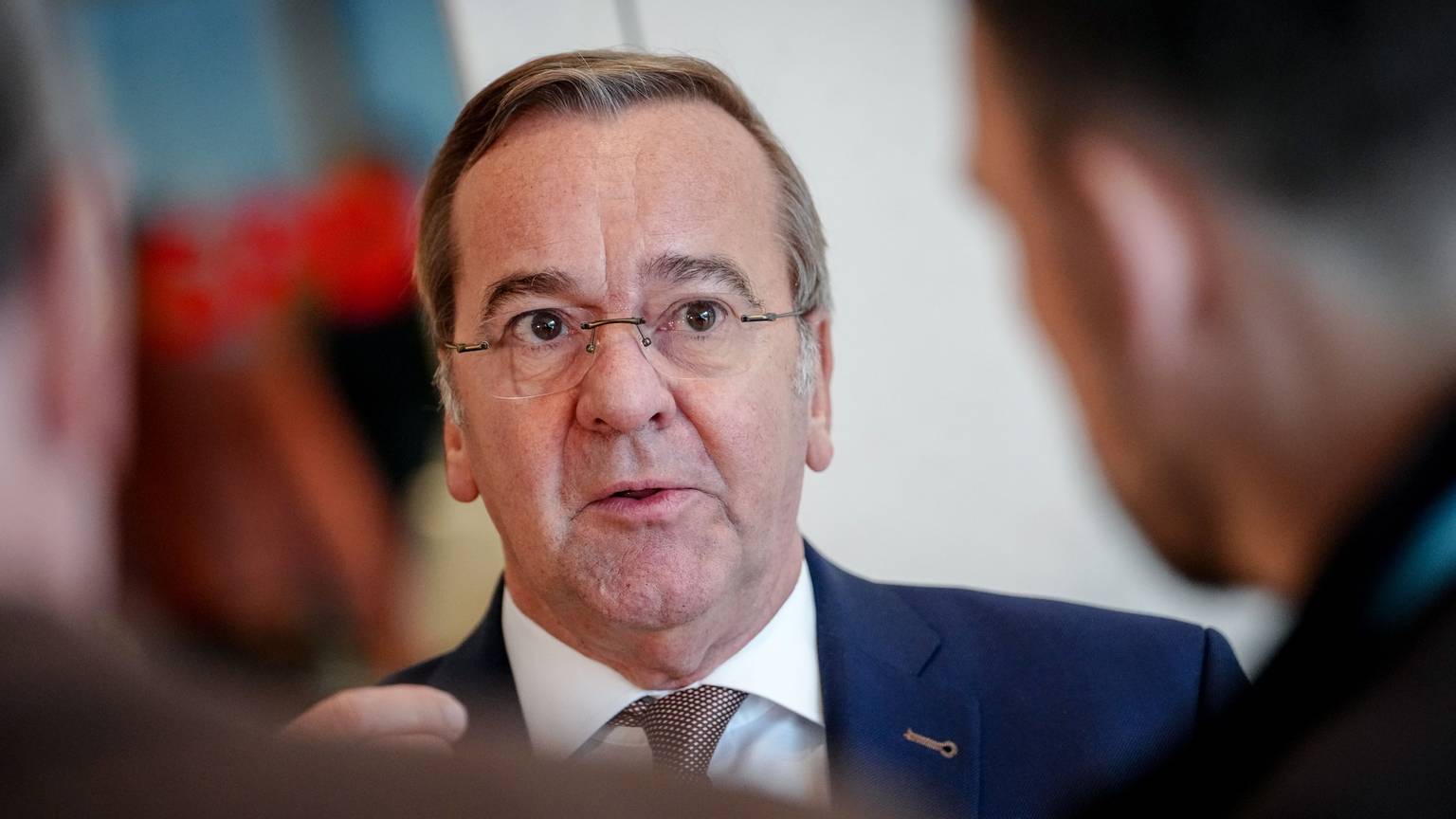 Boris Pistorius (SPD), Bundesminister der Verteidigung, spricht nach der Sitzung der SPD-Bundestagsfraktion zur Grundsatzeinigung im Streit um die Wehrdienst-Reform mit Journalisten.