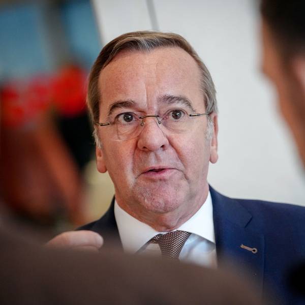 Boris Pistorius (SPD), Bundesminister der Verteidigung, spricht nach der Sitzung der SPD-Bundestagsfraktion zur Grundsatzeinigung im Streit um die Wehrdienst-Reform mit Journalisten.