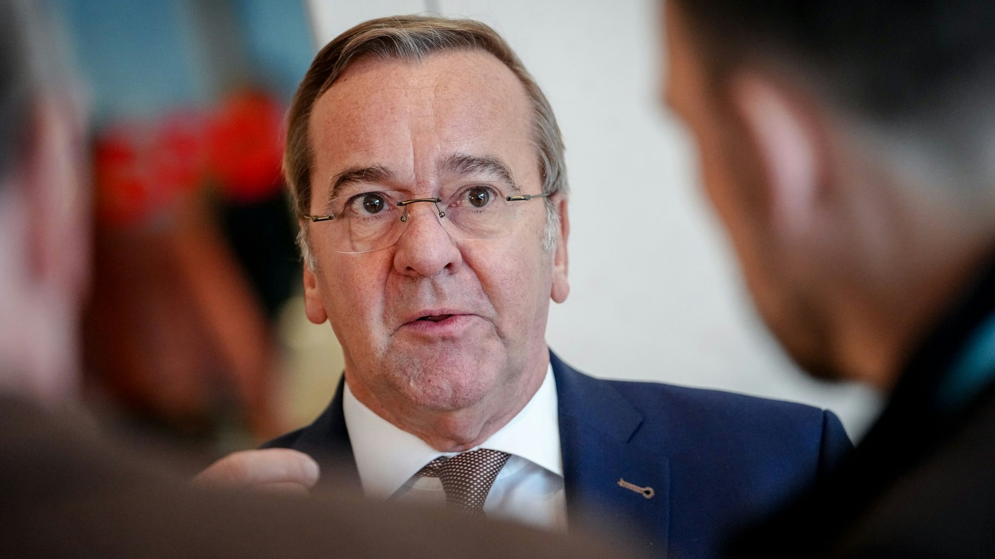 Boris Pistorius (SPD), Bundesminister der Verteidigung, spricht nach der Sitzung der SPD-Bundestagsfraktion zur Grundsatzeinigung im Streit um die Wehrdienst-Reform mit Journalisten.