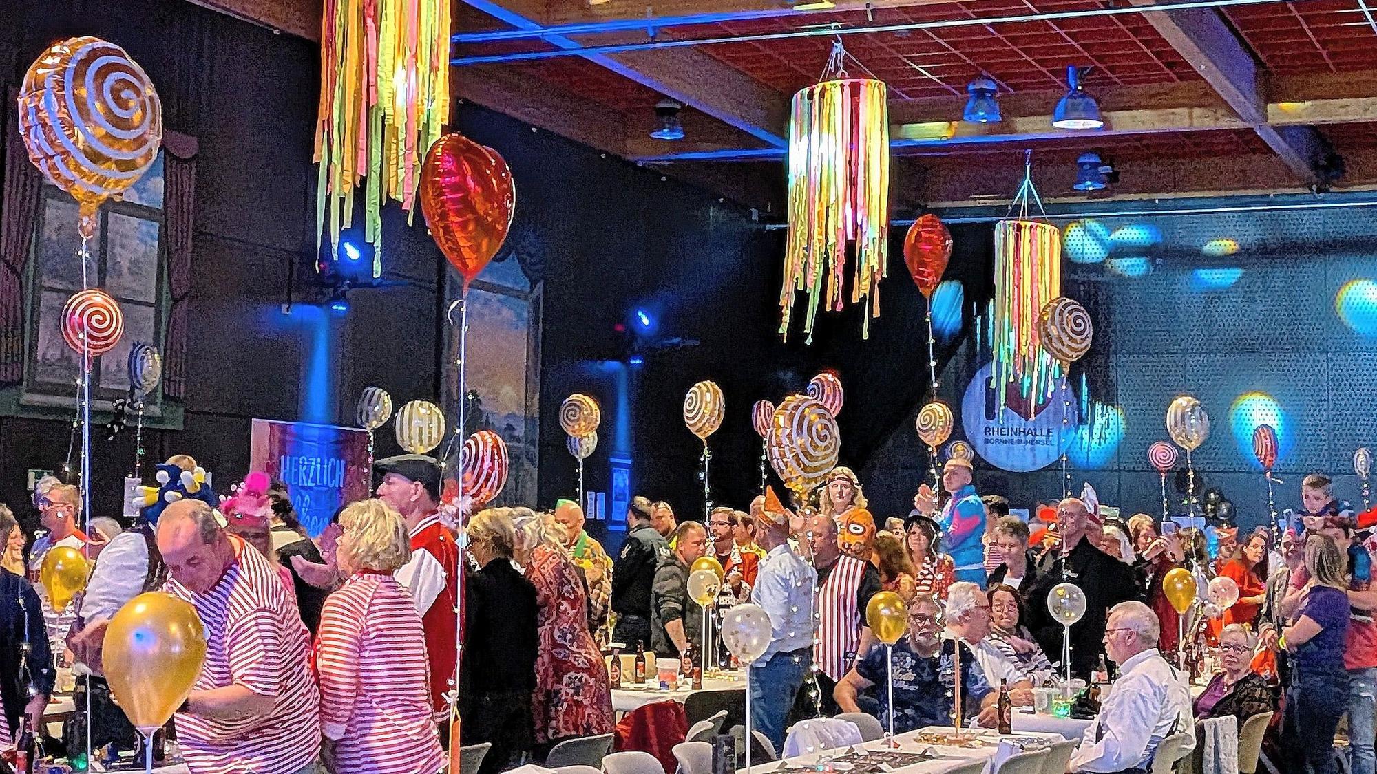 Sessionsauftakt in der Rheinhalle Hersel mit Proklamation des Dreigestirns.