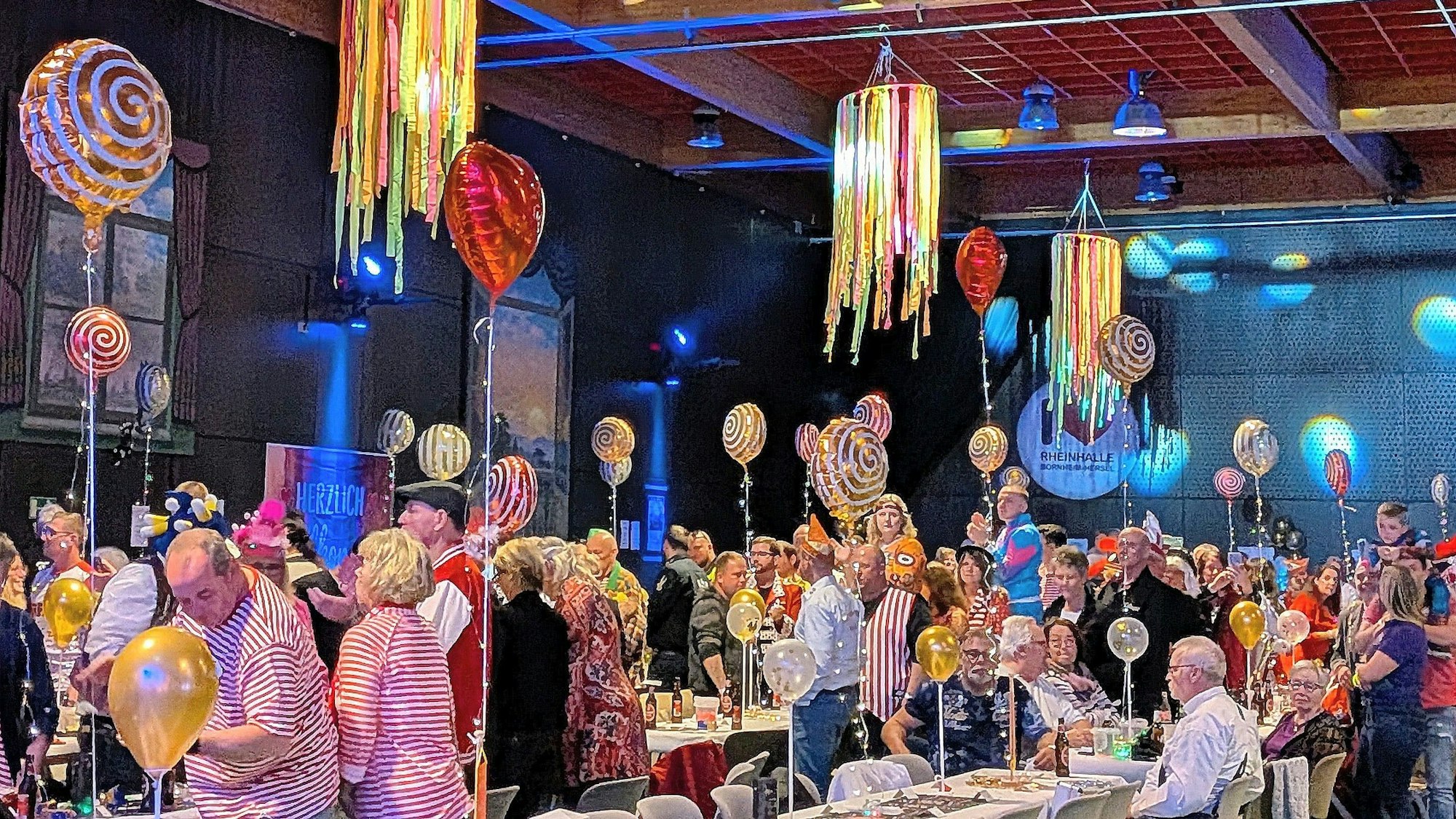 Sessionsauftakt in der Rheinhalle Hersel mit Proklamation des Dreigestirns.