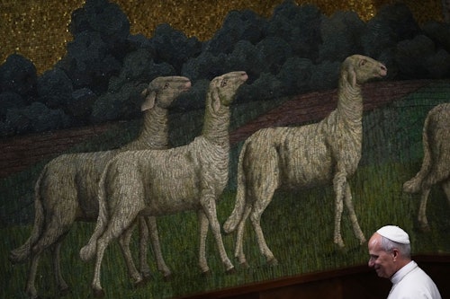 14.11.2025, Italien, Rom: Papst Leo XIV. verlässt die Päpstliche Lateranuniversität am Ende der Zeremonie zur Eröffnung des akademischen Jahres.