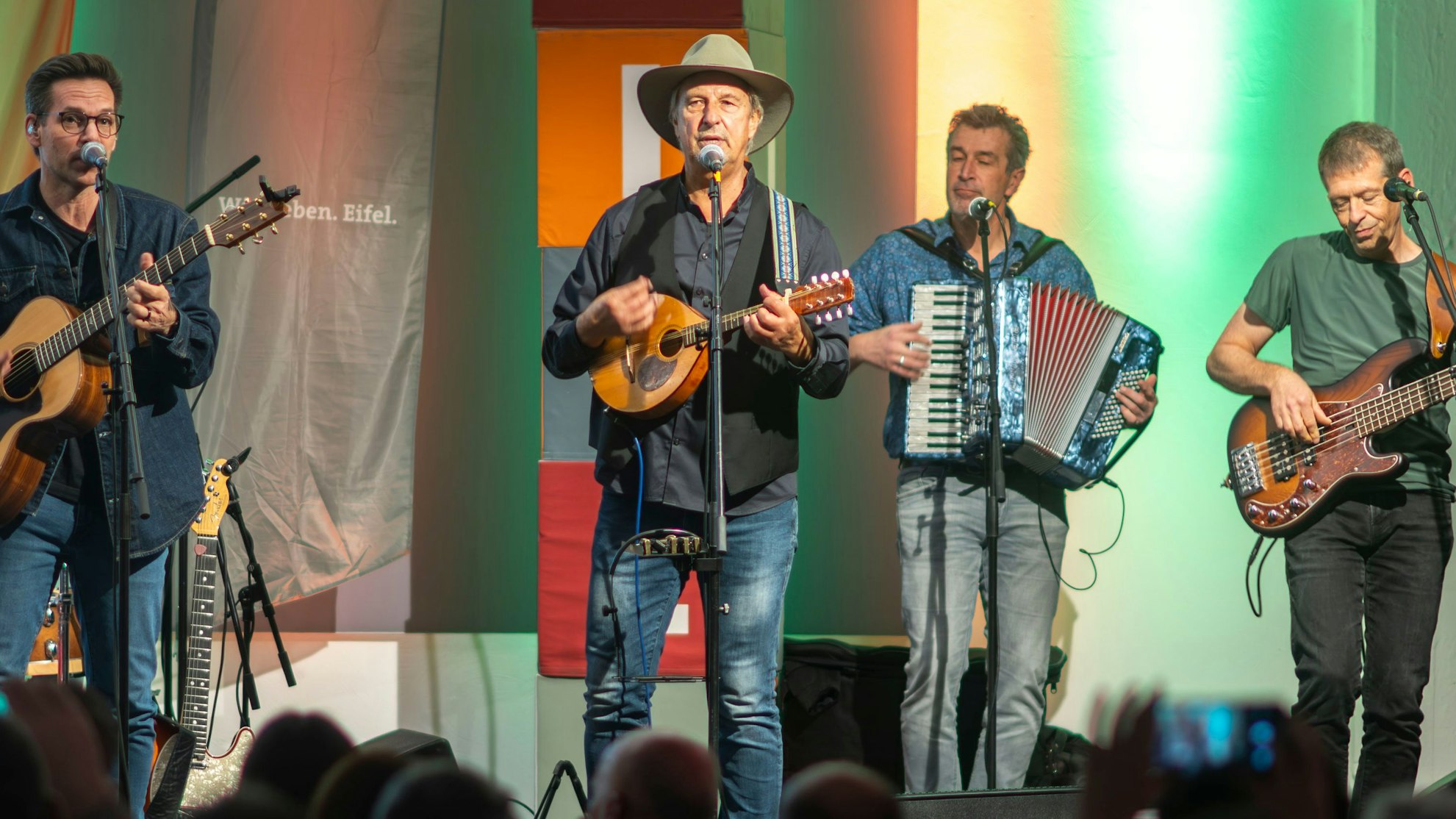 Die Musiker der Band Wibbelstetz stehen auf der Bühne der Alten Tuchfabrik in Euskirchen.