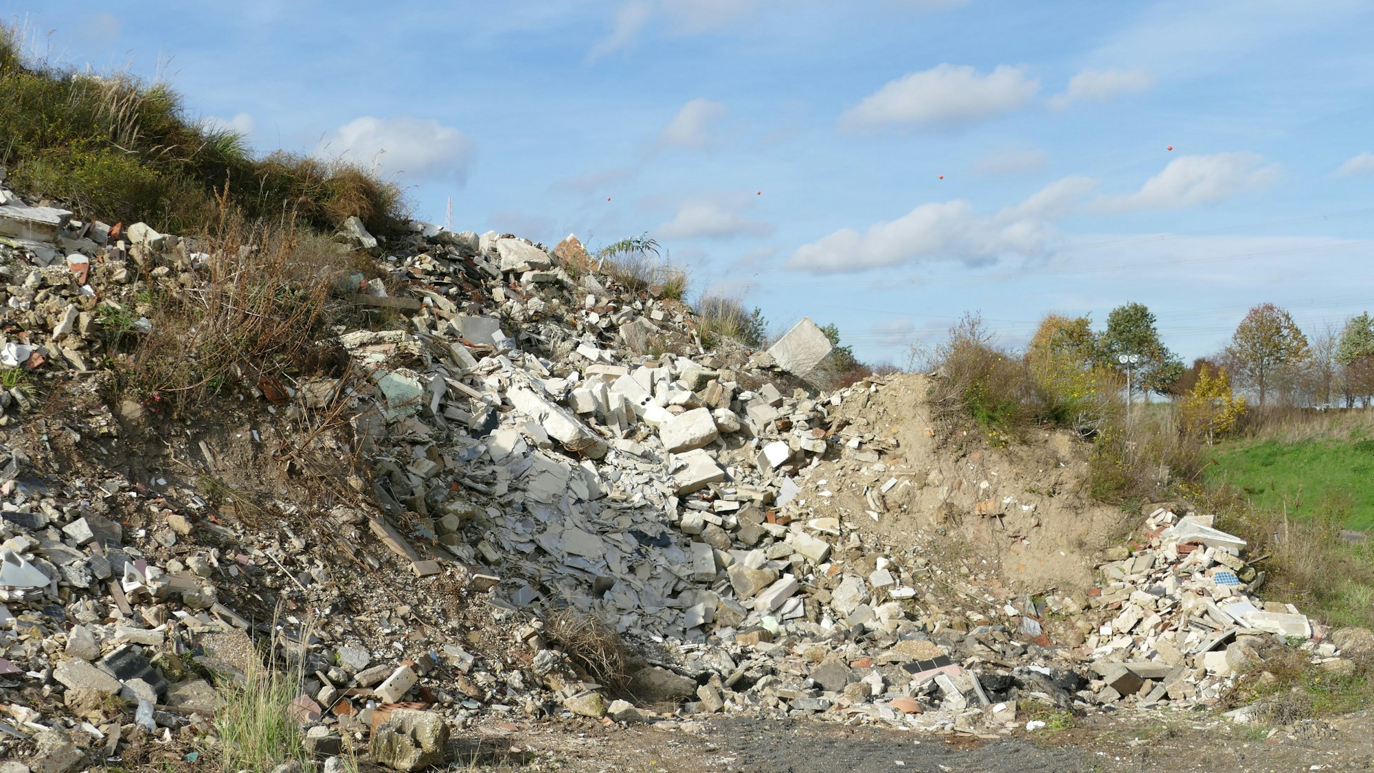 Auf dem noch wachsenden Teil der Deponie werden nicht-organische Abfälle wie Bauschutt, Asbest und Keramik abgeladen.