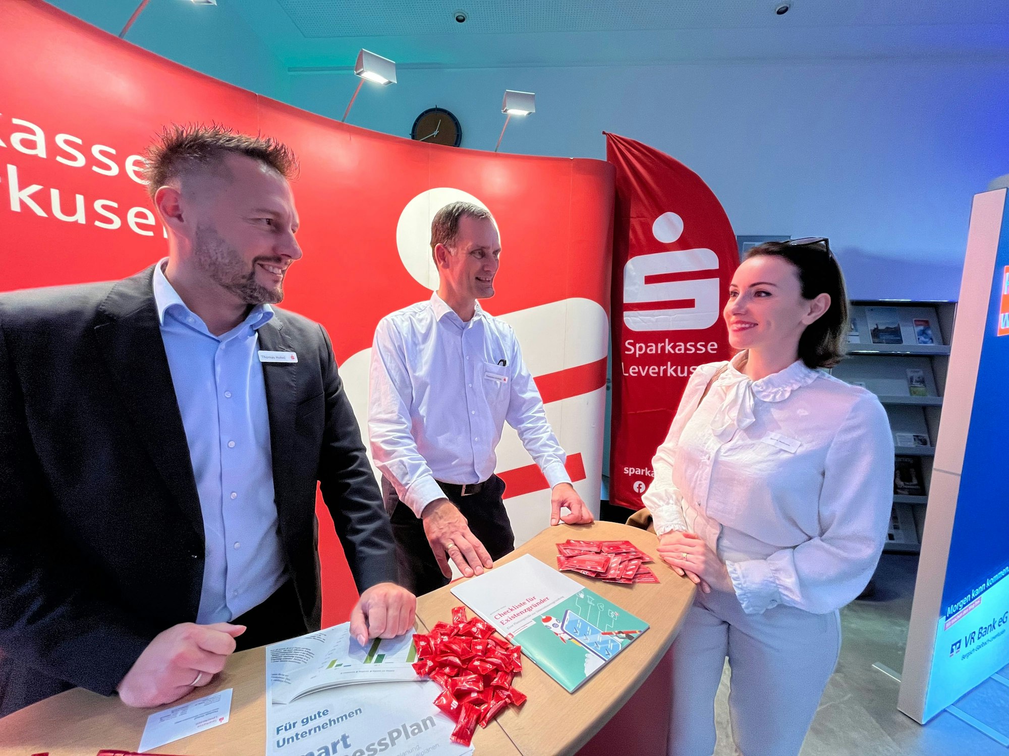 Thomas Hohnl und Thomas Kottek von der Sparkasse beraten Sandra Molinaro.