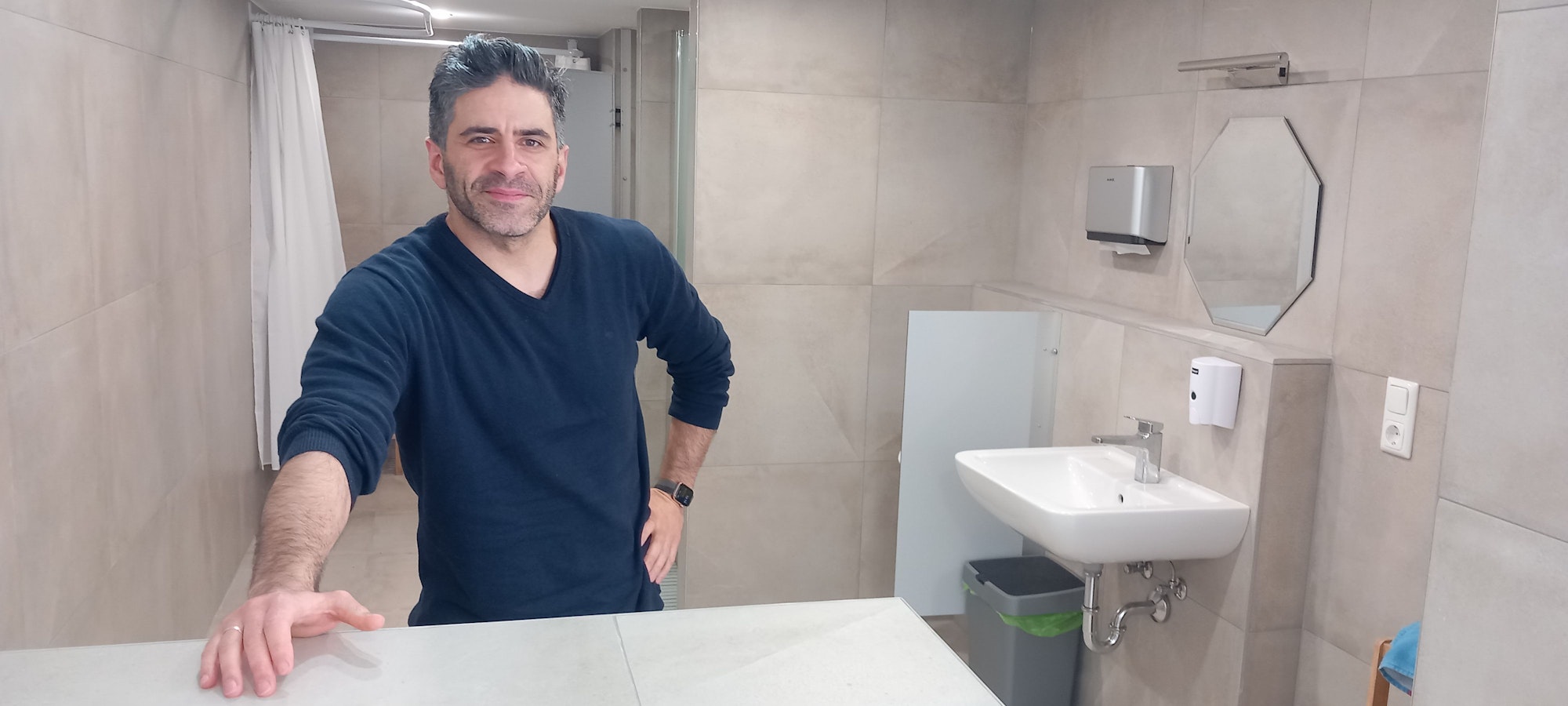 Bilal Shabib in dem Umkleideraum mit Duschen, den er abreißen muss.