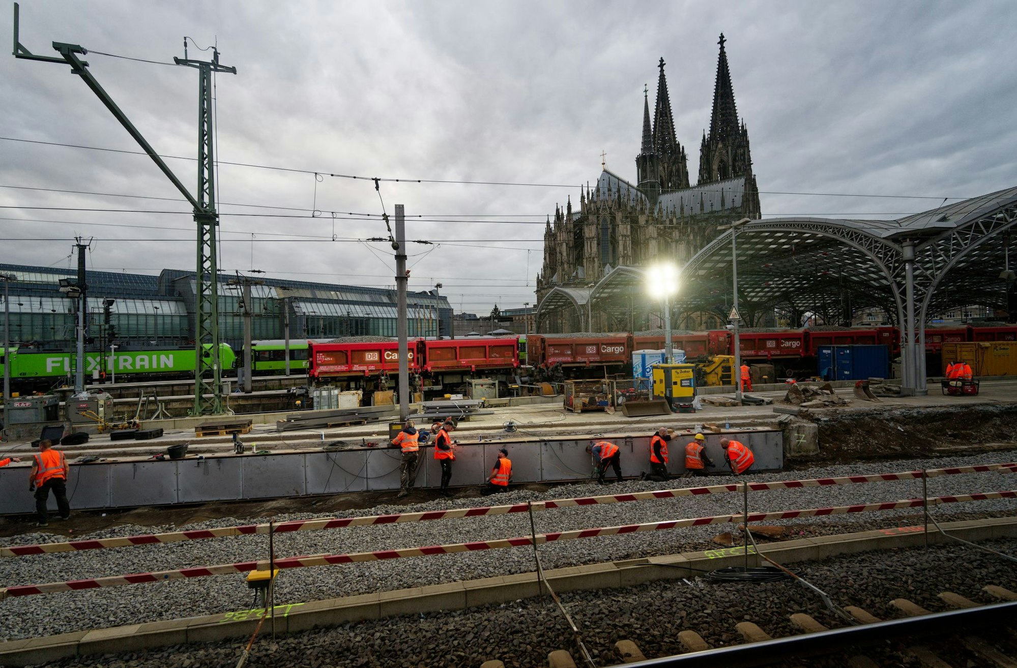 Zehn Tage lang sind Arbeiter nun an der Strecke rund um den Kölner Hauptbahnhof beschäftigt. Unter anderem werden Weichen und Oberleitungen erneuert.