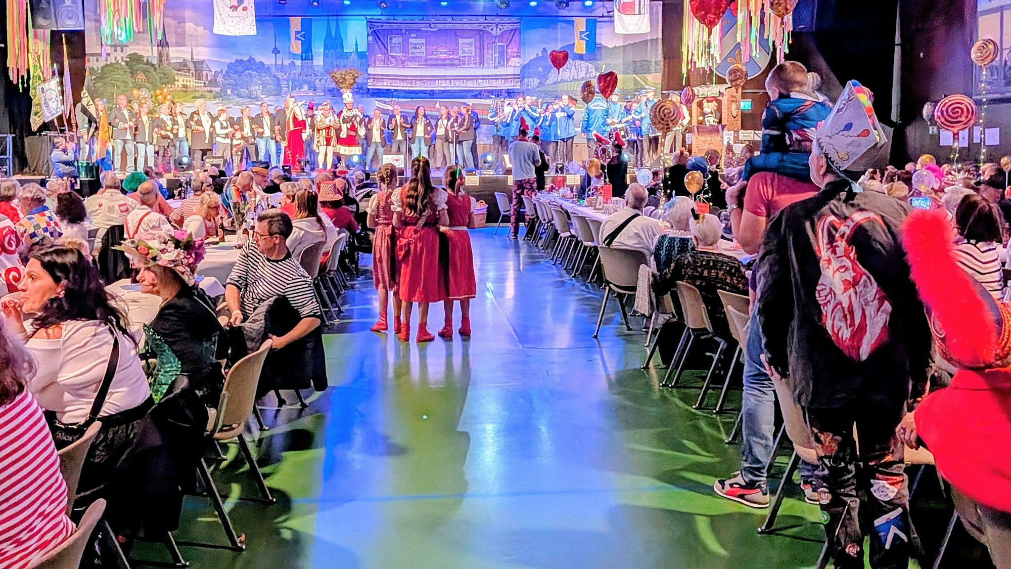 In Feierlaune waren rund 700 Jecke in der Rheinhalle Hersel zum Sessionsauftakt mit der Proklamation des Dreigestirns.