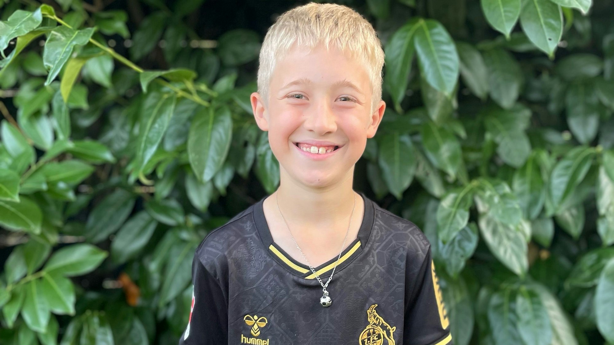 Der Achtjährige ist zudem Fan des 1. FC Köln.