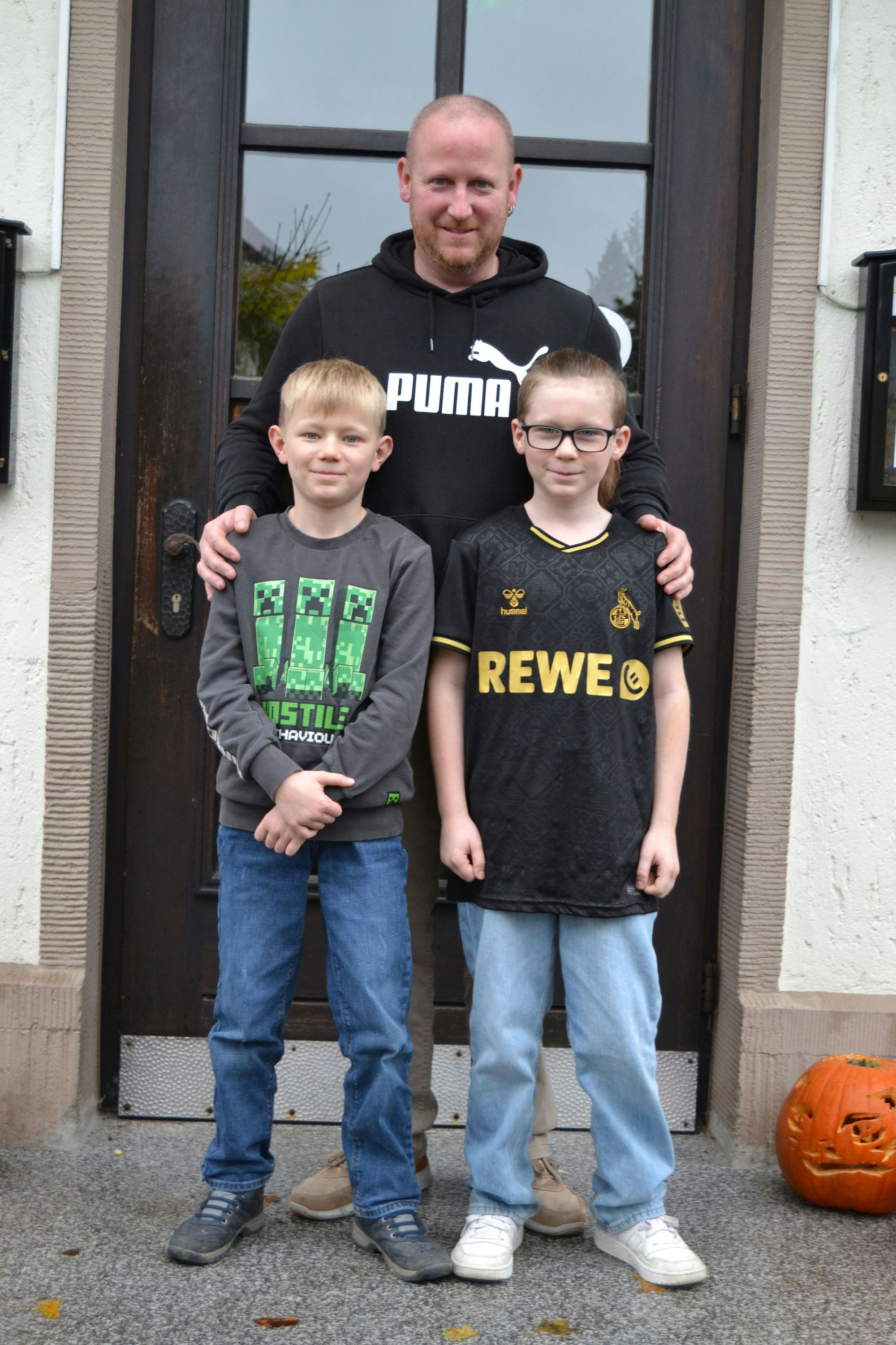 Zu sehen ist ein Vater mit seinen beiden Söhnen.