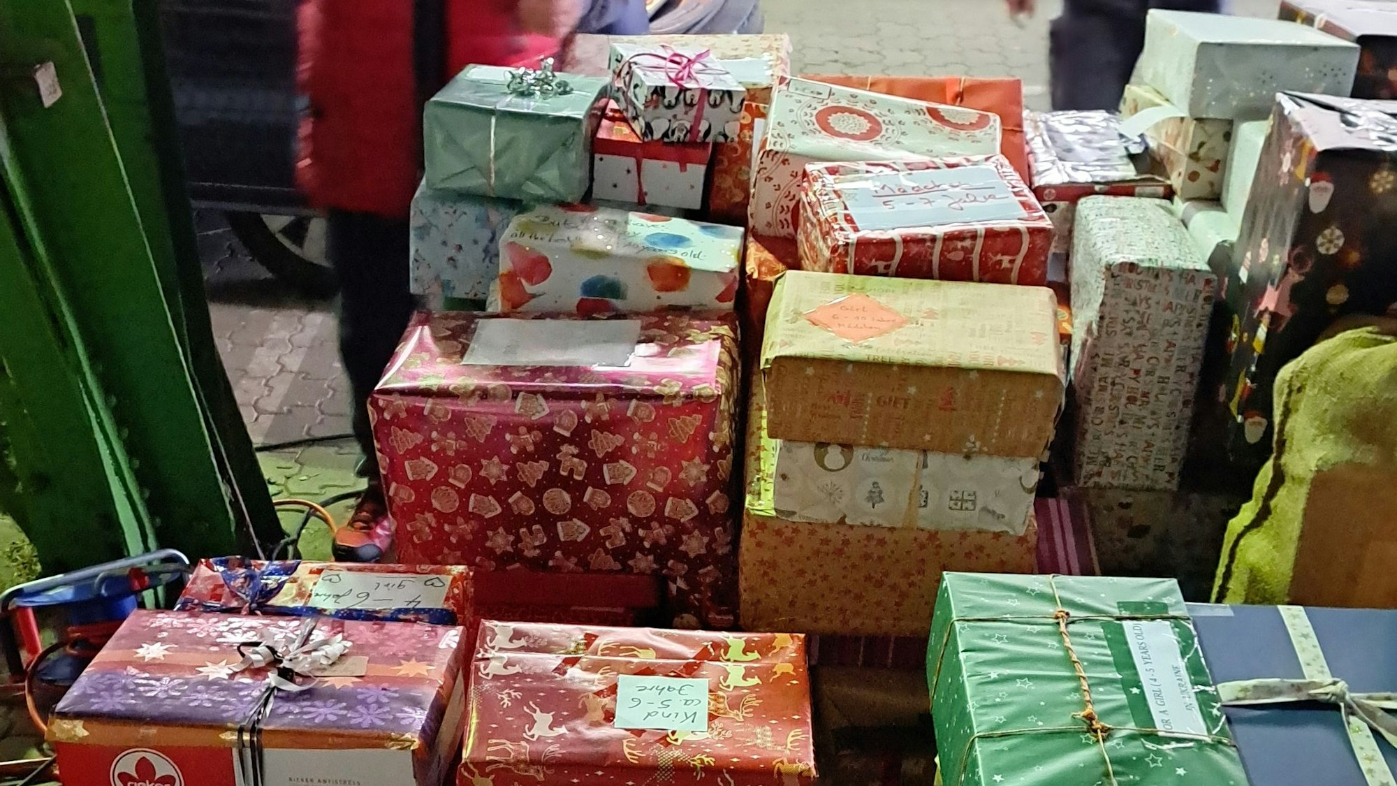 Viele Geschenke stapeln sich in einem Auto.