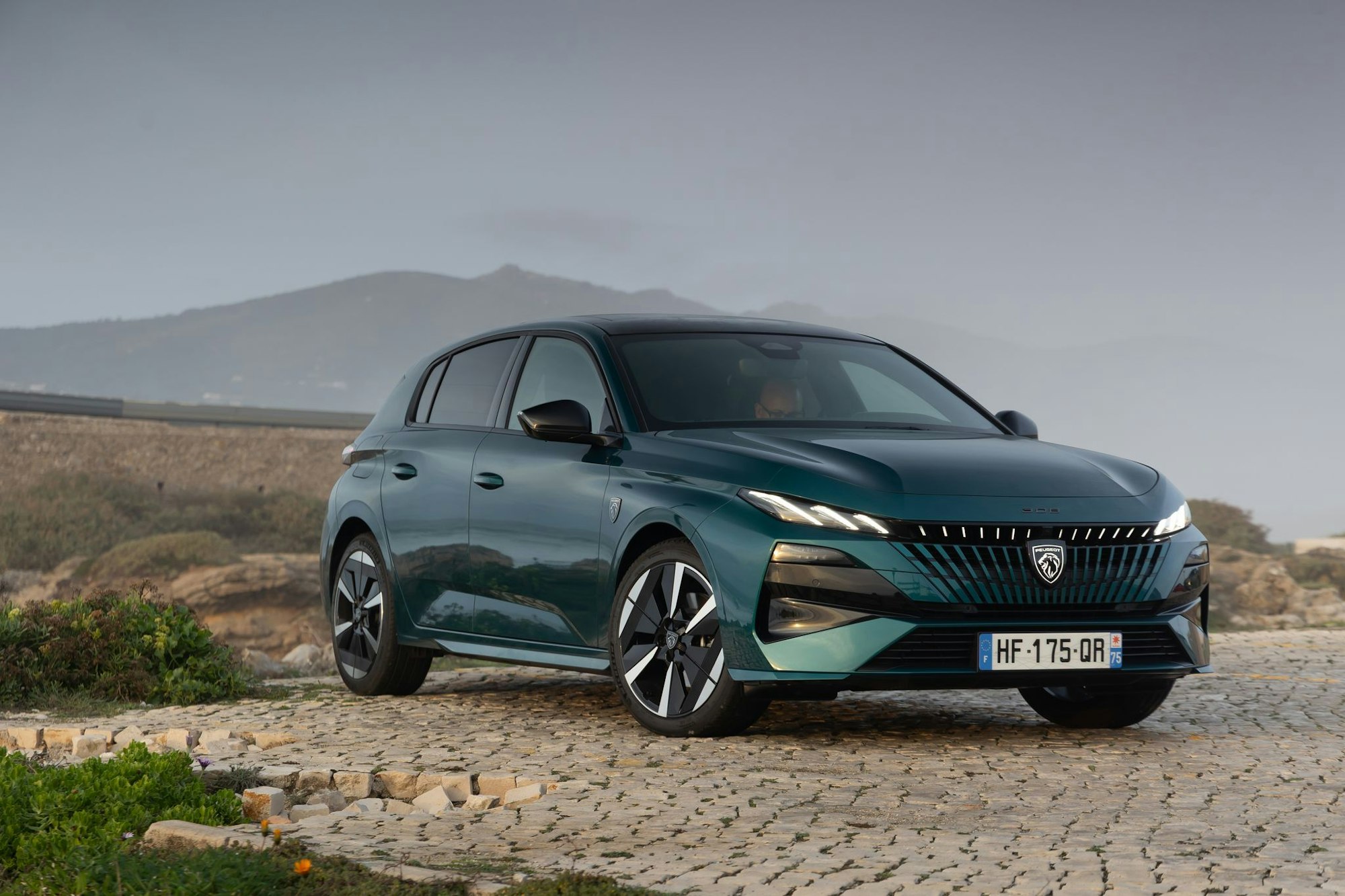 Facelift: Die aufgefrischte Frontpartie des Peugeot 308 kommt mit einer stark veränderten Lichtsignatur und beleuchtetem Löwenlogo.