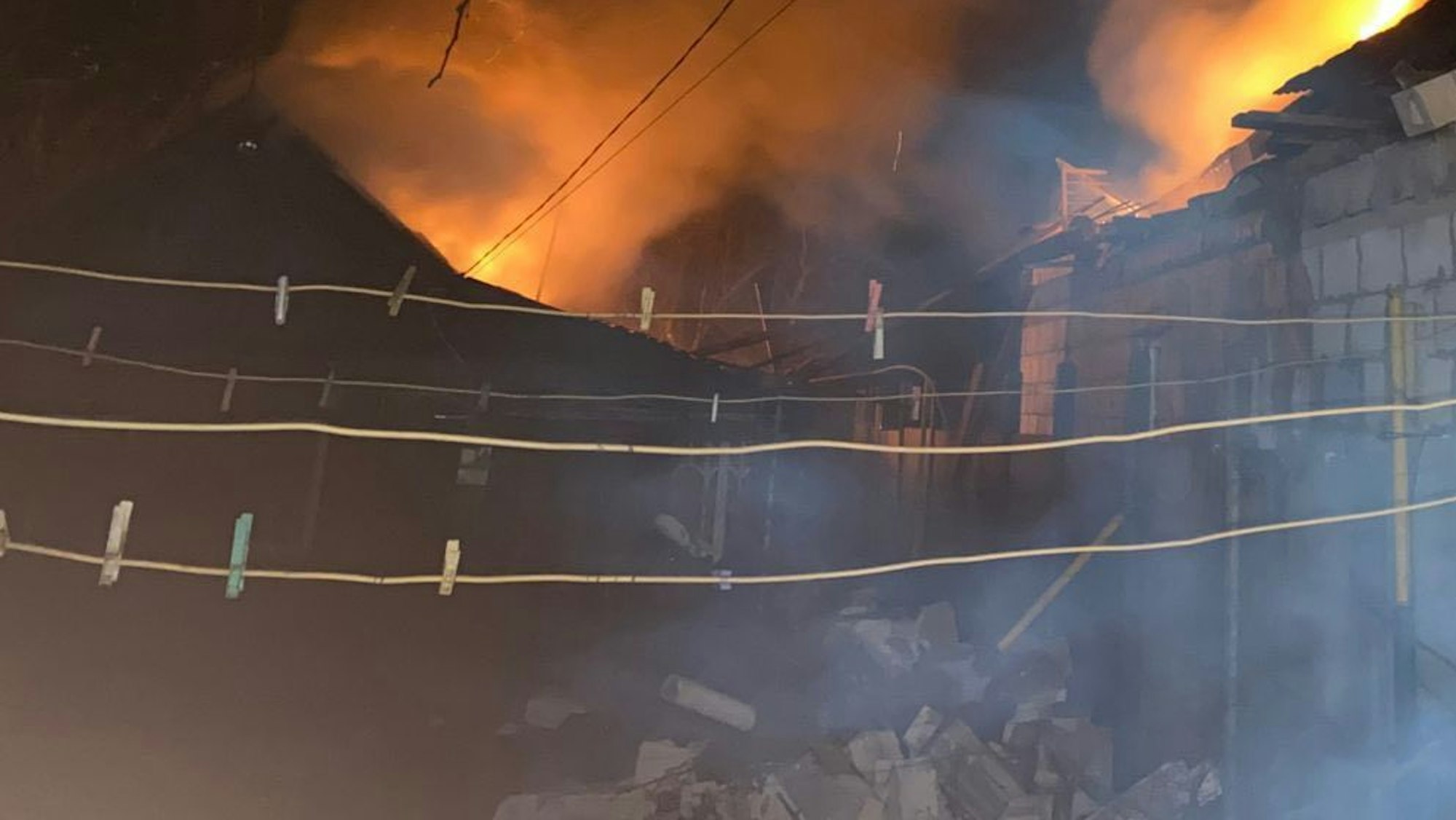 Mehrere Häuser in Butscha wurden vom Luftangriff getroffen und brennen.