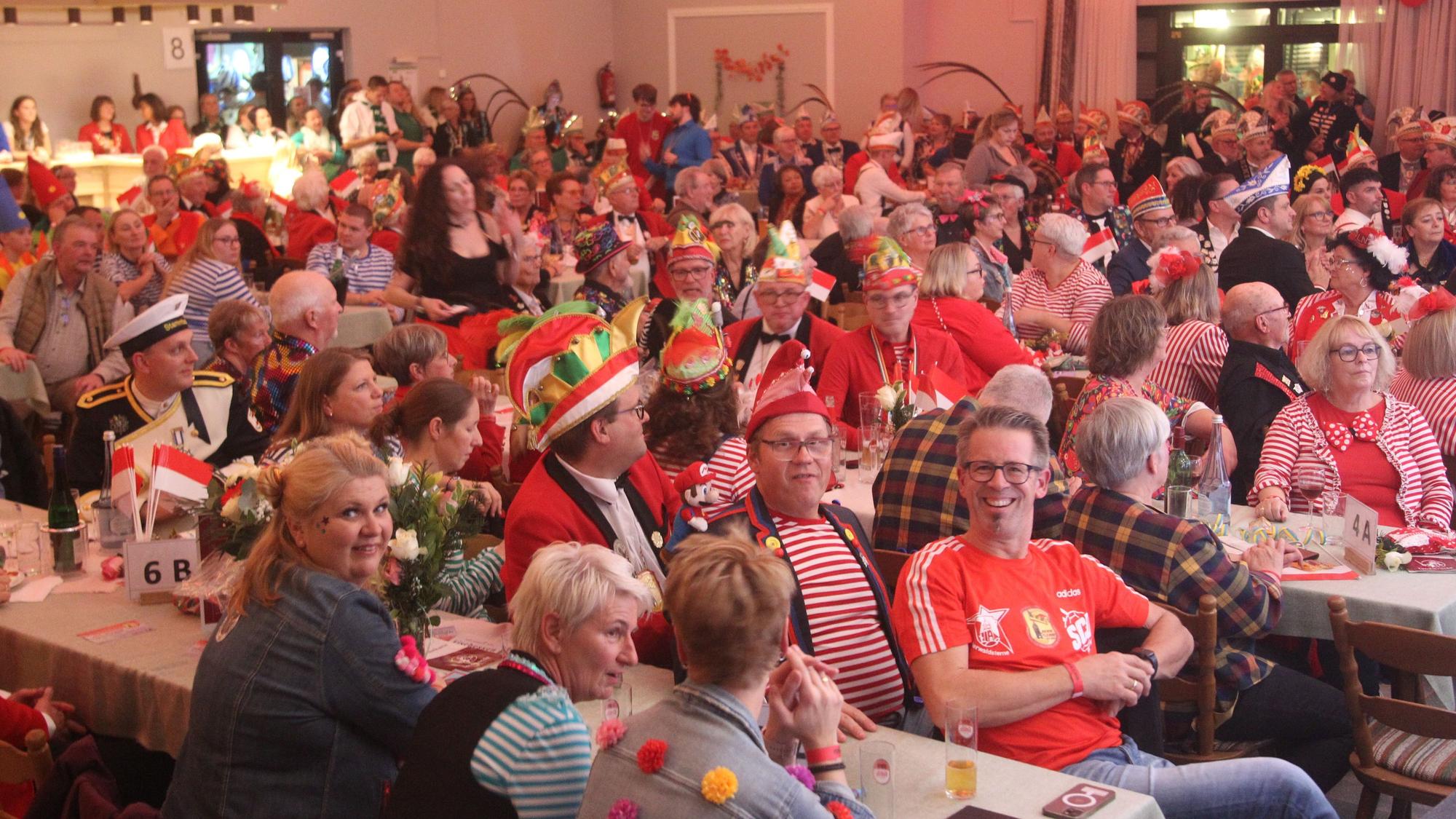 Voll besetzt war der Rosensaal im Haus Landsknecht in Uckerath.