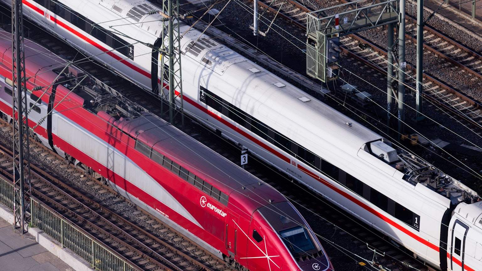 Köln: Ein ICE Fernzug der Deutschen Bahn und ein Eurostar fahren über die Hohenzollernbrücke in den Hauptbahnhof ein. Der Bahnstreik in Belgien betrifft auch Züge in Köln.