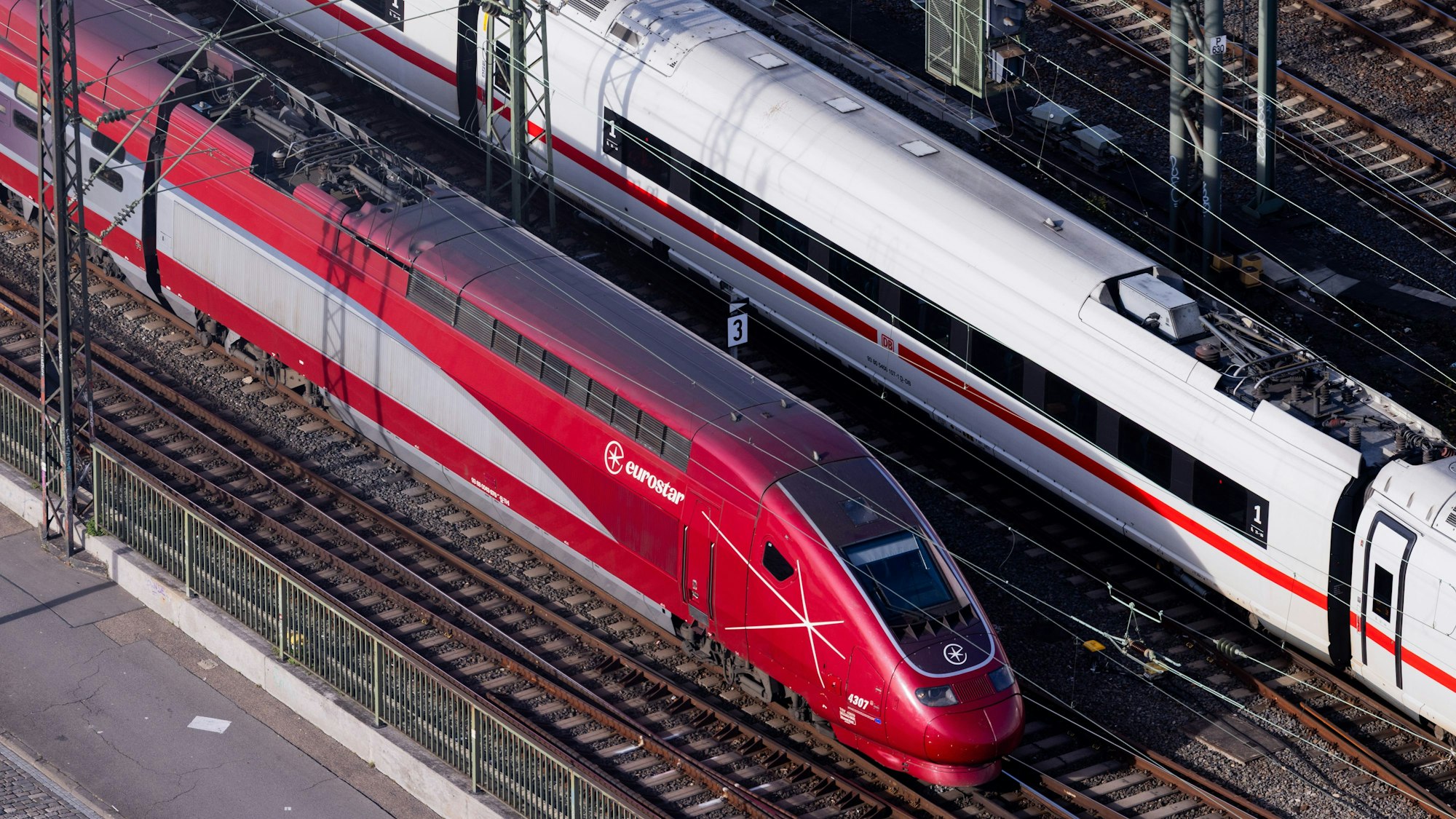 Köln: Ein ICE Fernzug der Deutschen Bahn und ein Eurostar fahren über die Hohenzollernbrücke in den Hauptbahnhof ein. Der Bahnstreik in Belgien betrifft auch Züge in Köln.