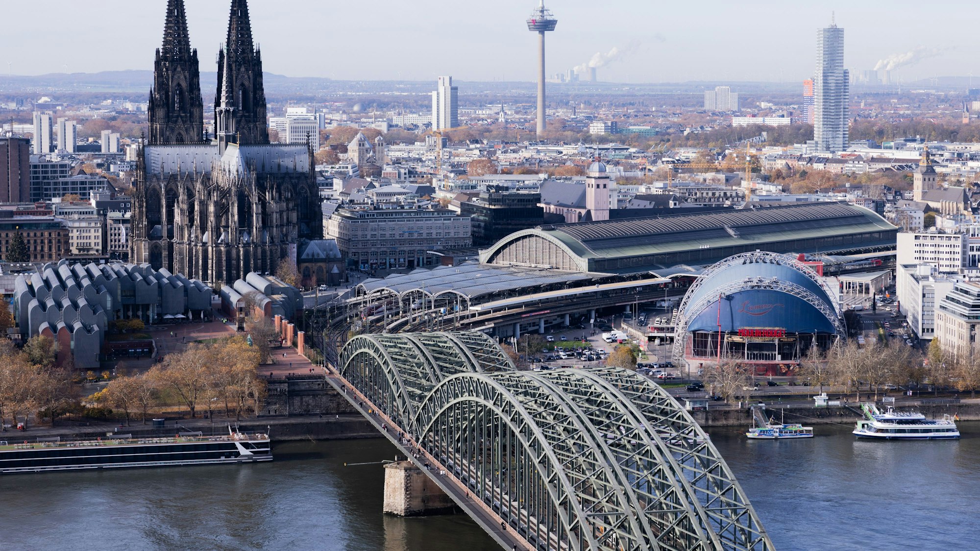 S-Bahnen fahren noch, ansonsten ruht der Verkehr am Kölner Hauptbahnhof weitgehend.