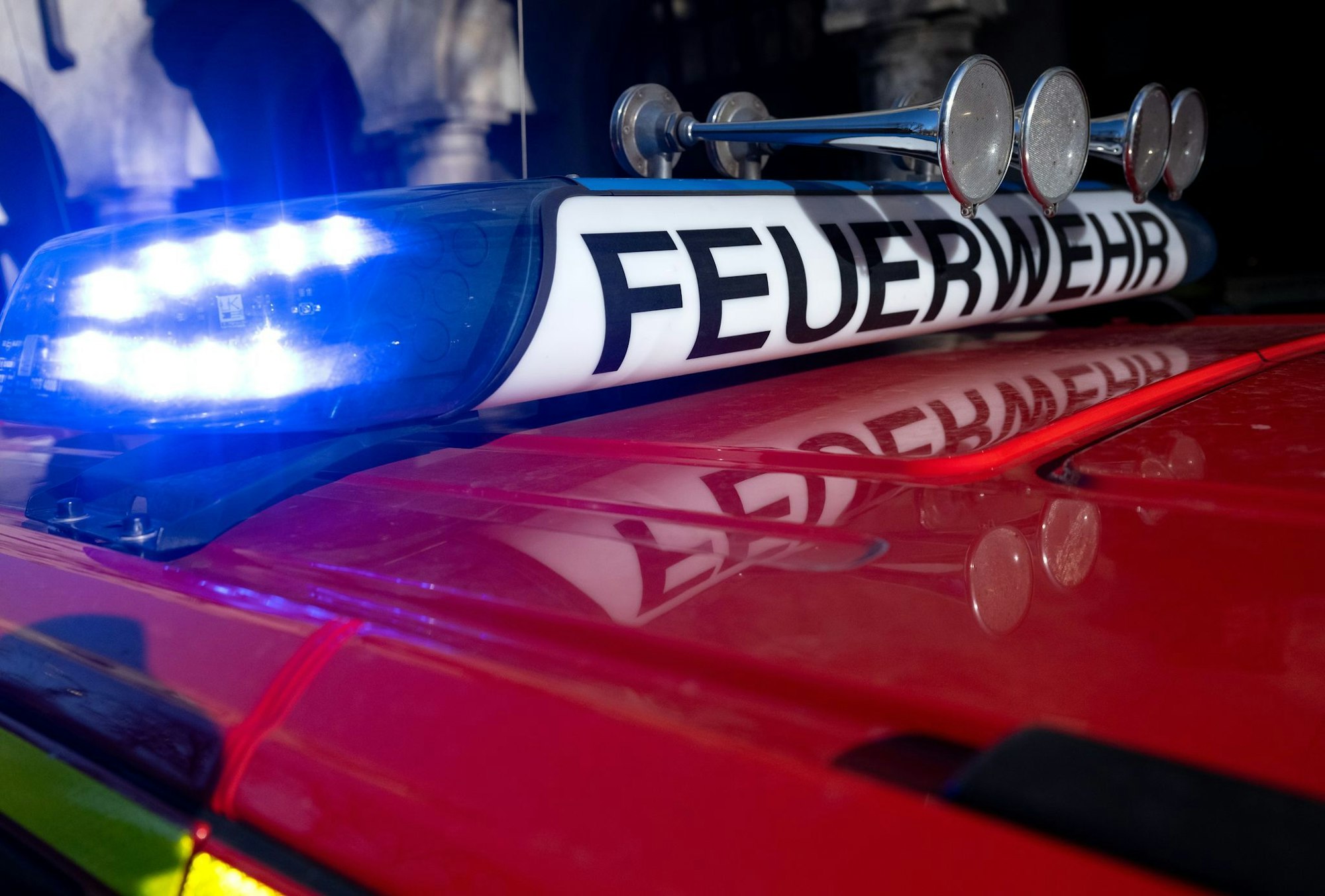 In Engelskirchen-Loope ist ein Mann mit seinem Auto von der Fahrbahn abgekommen und in einen Stausee gefahren. Er wurde lebensgefährlich verletzt. (Symbolbild)