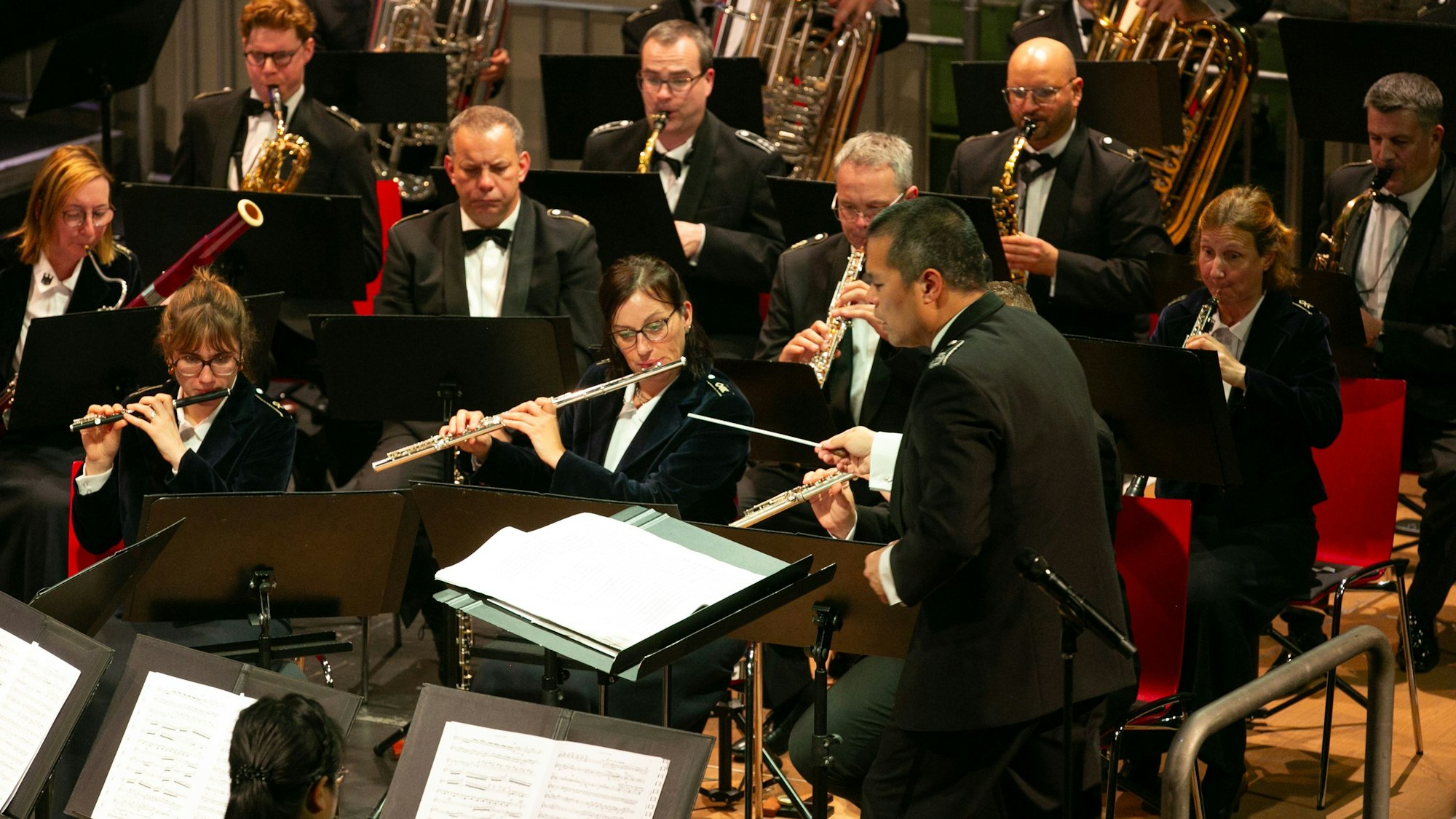 Ein Dirigent vor Blasmusikern.