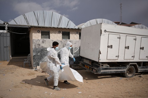 14.11.2025, Palästinensische Gebiete, Chan Junis: Die Leichen nicht identifizierter Palästinenser, die im Rahmen der Waffenruhe aus Israel zurückgebracht wurden, werden in das Nasser-Krankenhaus in Chan Junis im Gazastreifen gebracht.
