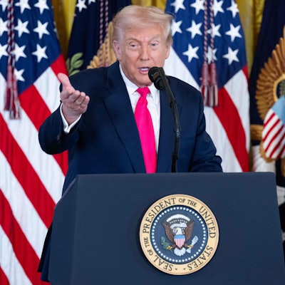 Das Bild zeigt US-Präsident Donald Trump bei einer Rede. Foto: Saul Loeb