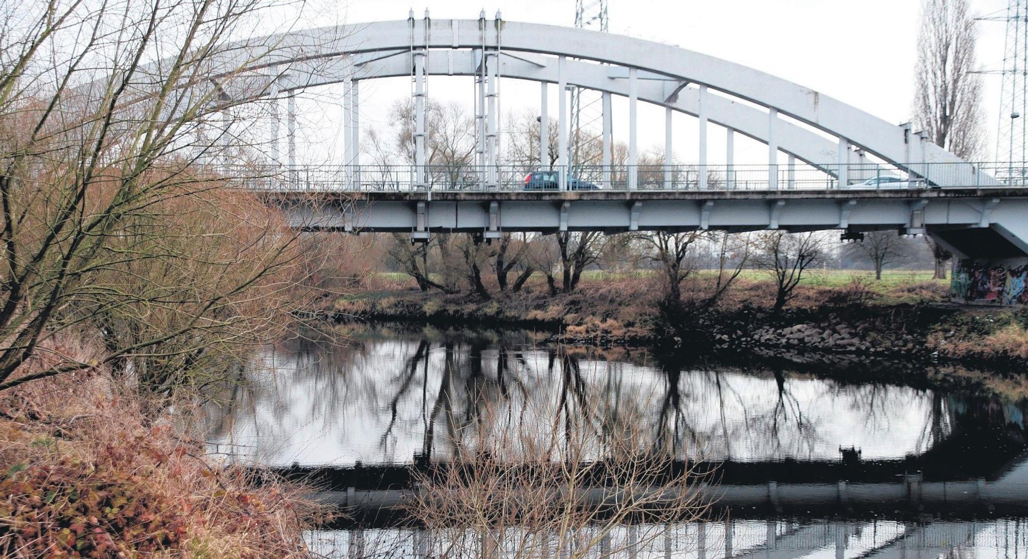 Die Melanbogenbrücke zwischen Troisdorf-Friedrich-Wilhelms-Hütte und Sankt Augustin-Menden wird durch einen Neubau ersetzt.
