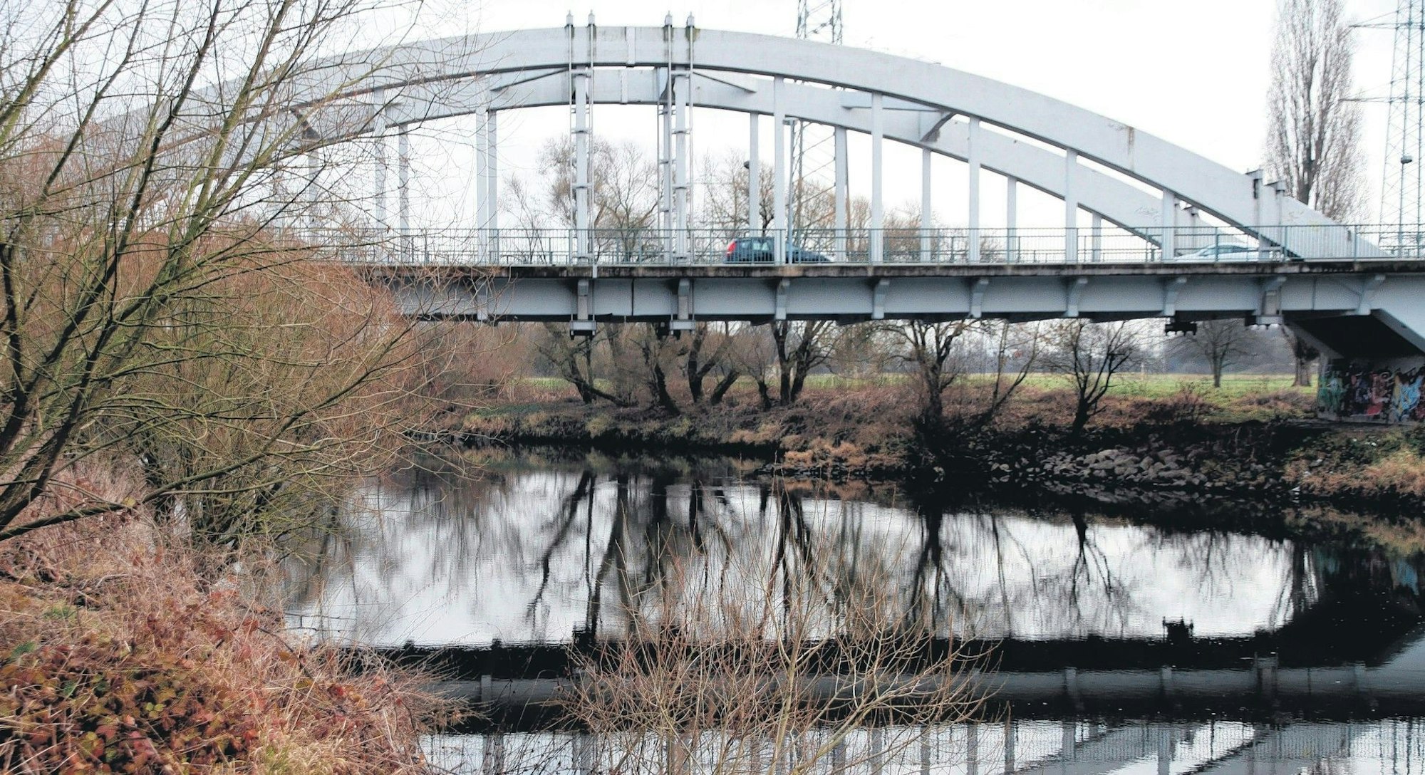 Die Melanbogenbrücke zwischen Troisdorf-Friedrich-Wilhelms-Hütte und Sankt Augustin-Menden wird durch einen Neubau ersetzt.