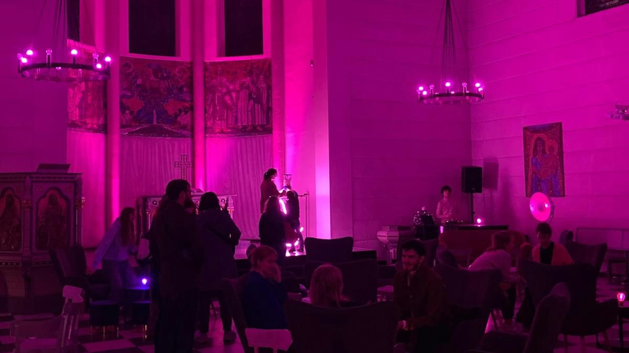 Das Event „Chillout Church“ will eine gemütliche Bar-Atmosphäre schaffen.