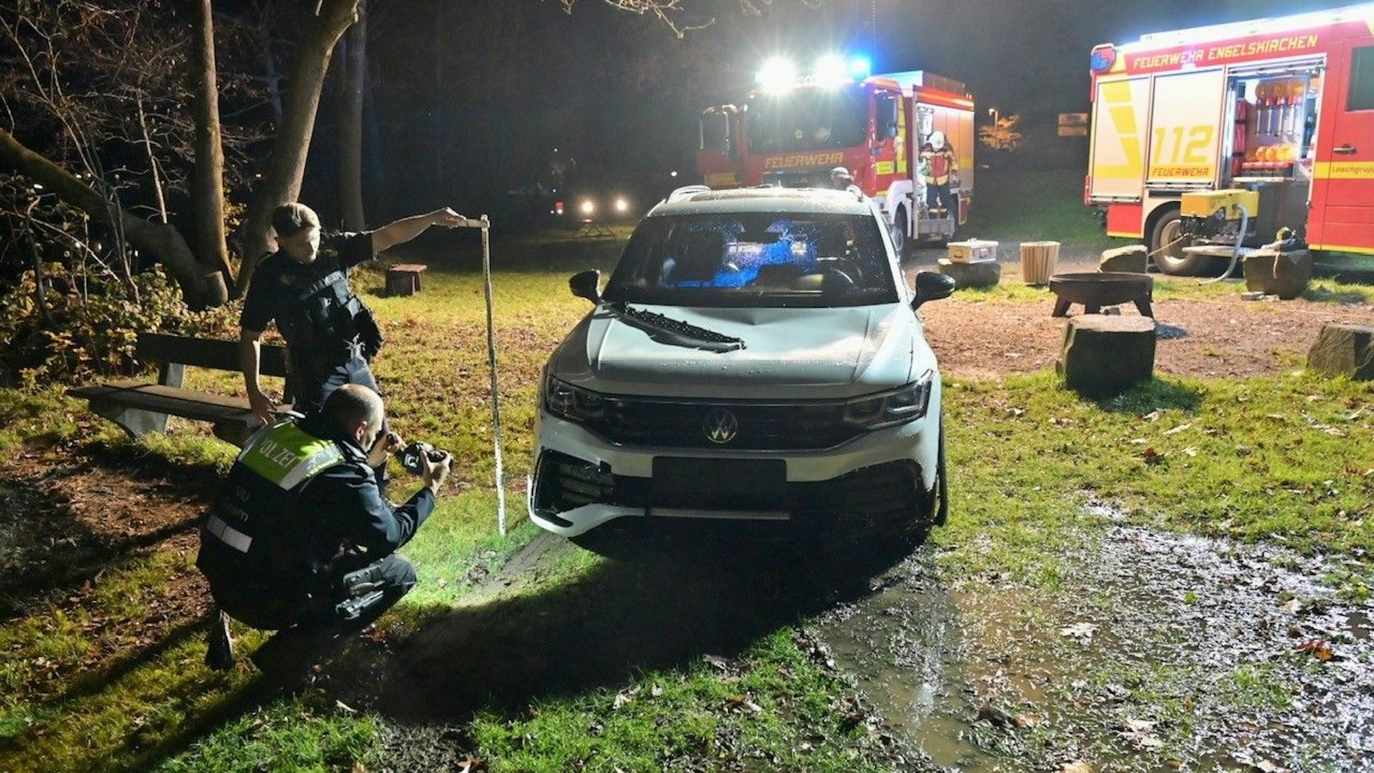 Ein Auto vor Feuerwehrautos.