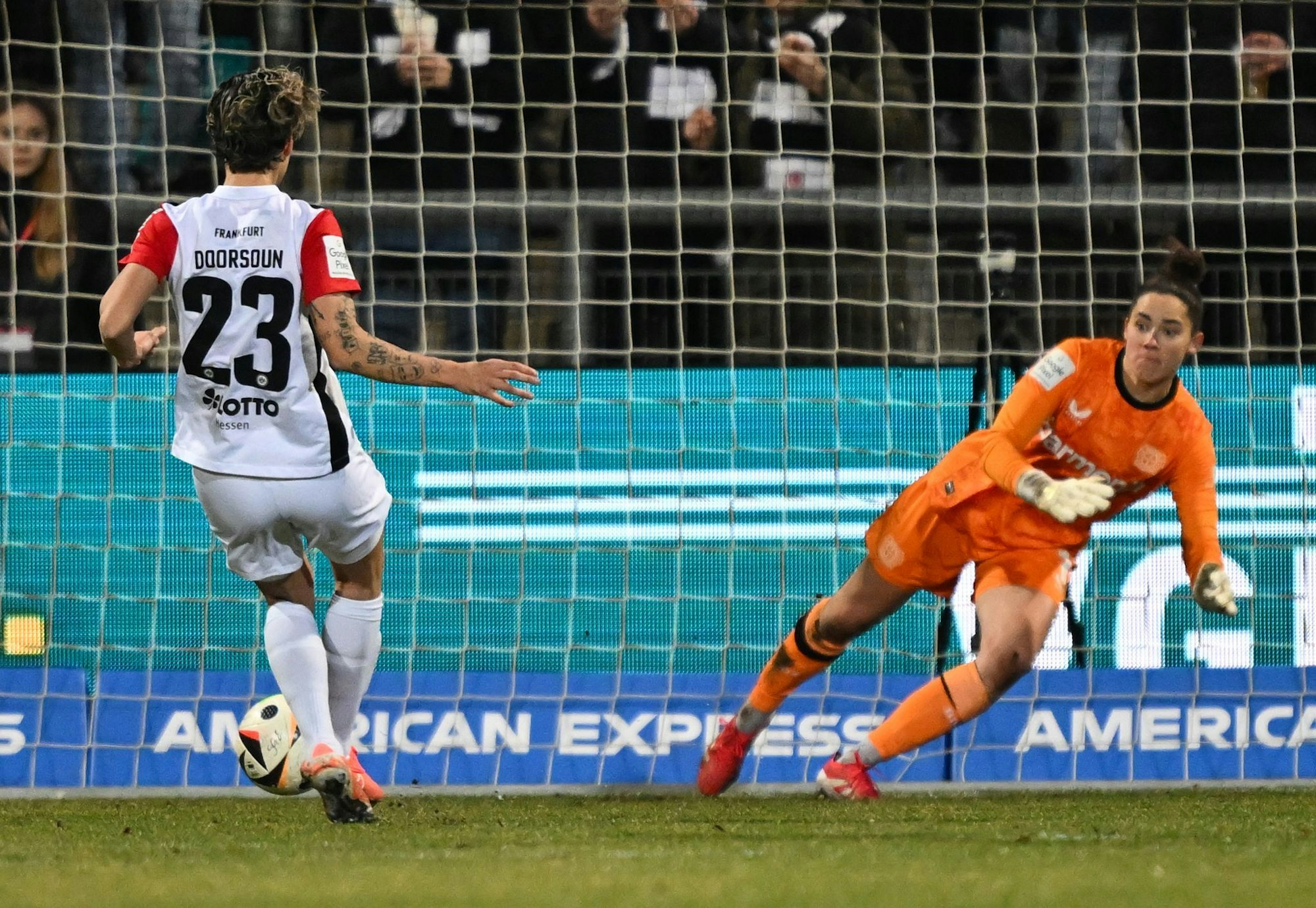 Torhüterin Charlotte Voll wird den Bayer-Frauen lange fehlen. (Archivfoto)
