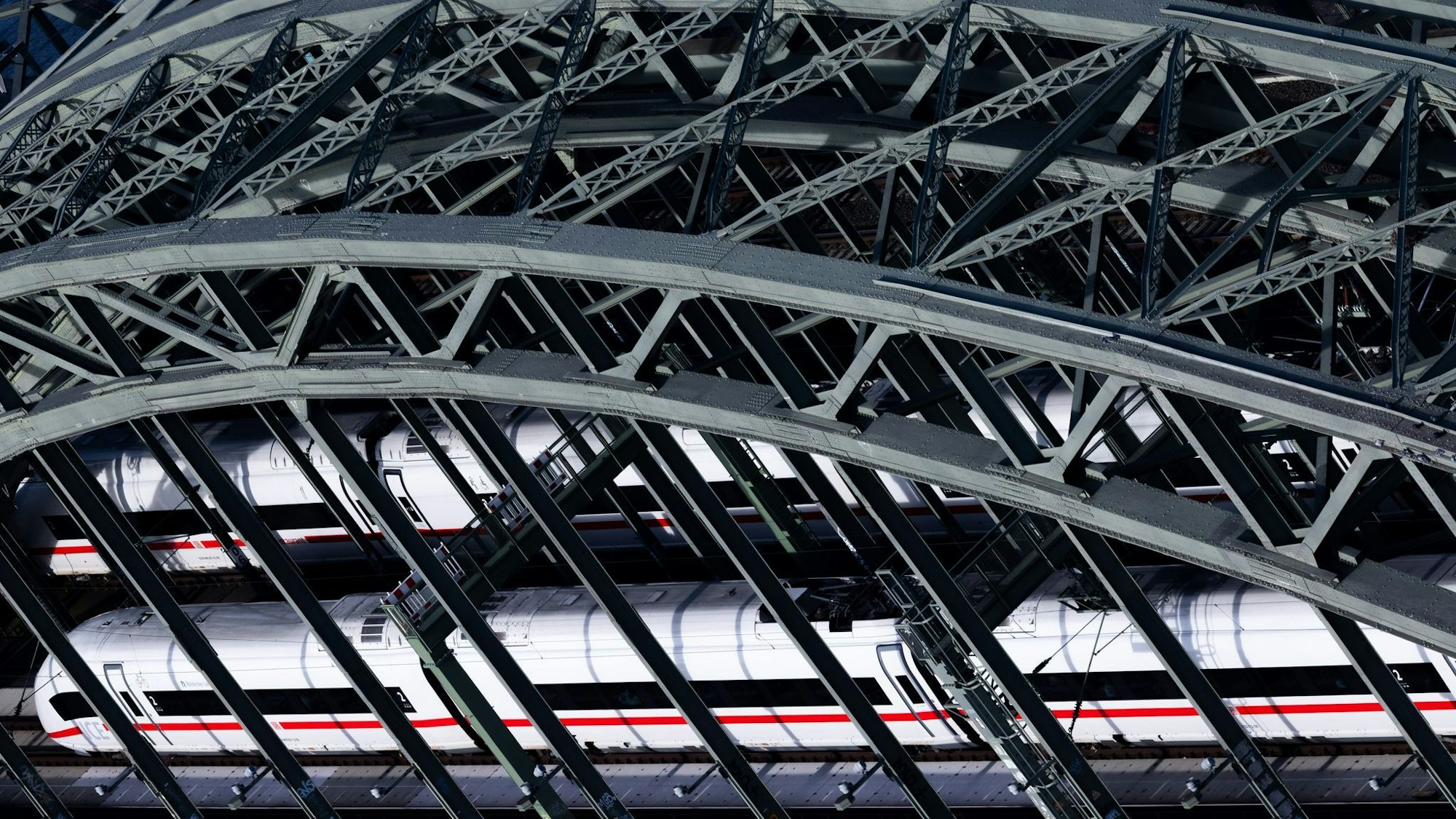 1.300 Züge pro Tag, Hunderttausende Reisende: Der Kölner Hauptbahnhof ist eine zentrale Drehscheibe für den Bahnverkehr.