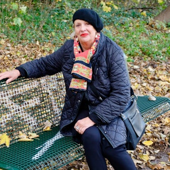 Gitti auf der Bank im Beethovenpark, die sie zur Erinnerung an ihre Schwester Traudi gespendet hat.
