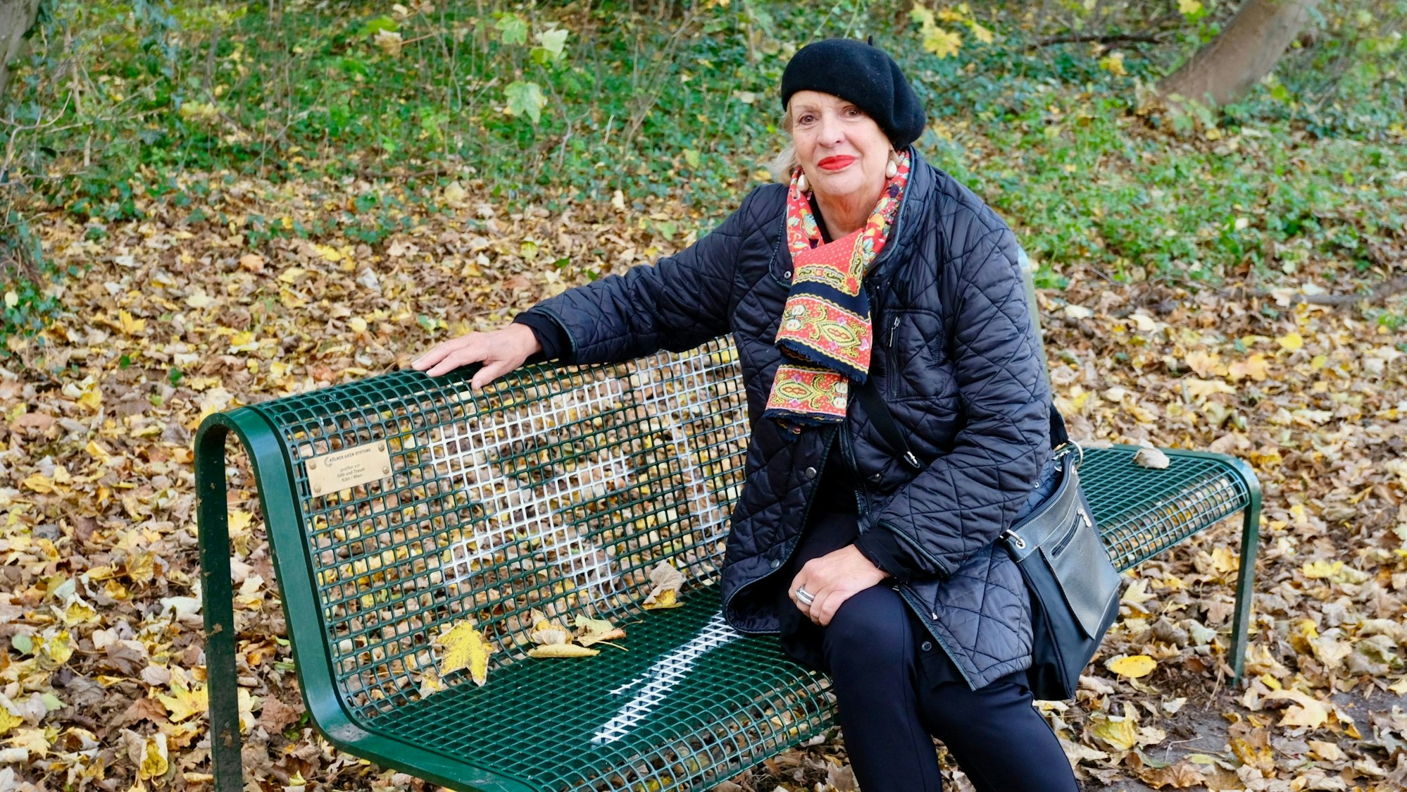 Gitti auf der Bank im Beethovenpark, die sie zur Erinnerung an ihre Schwester Traudi gespendet hat.