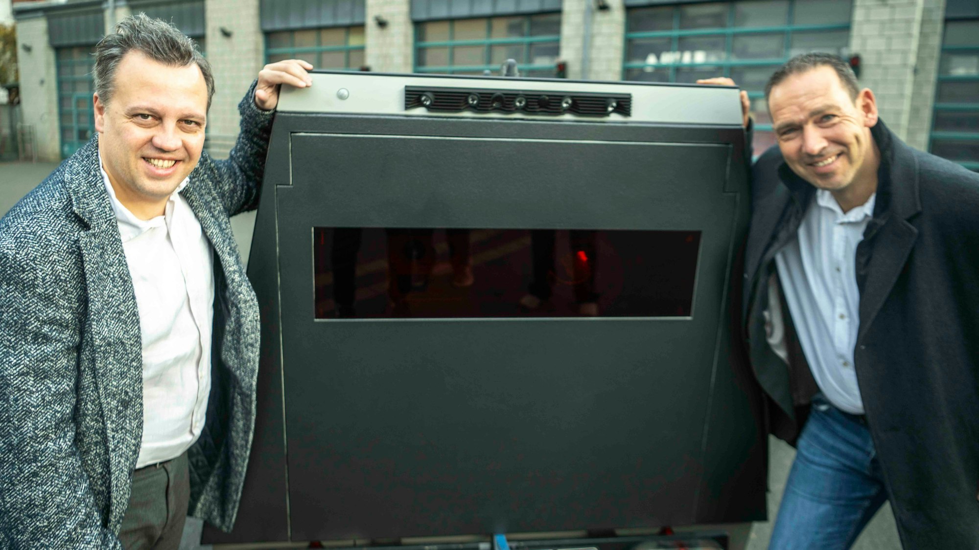 Auf dem Hof der Euskirchener Feuerwehr stellten Sacha Reichelt (l.) und Dino Steuer den Blitzer-Anhänger vor.