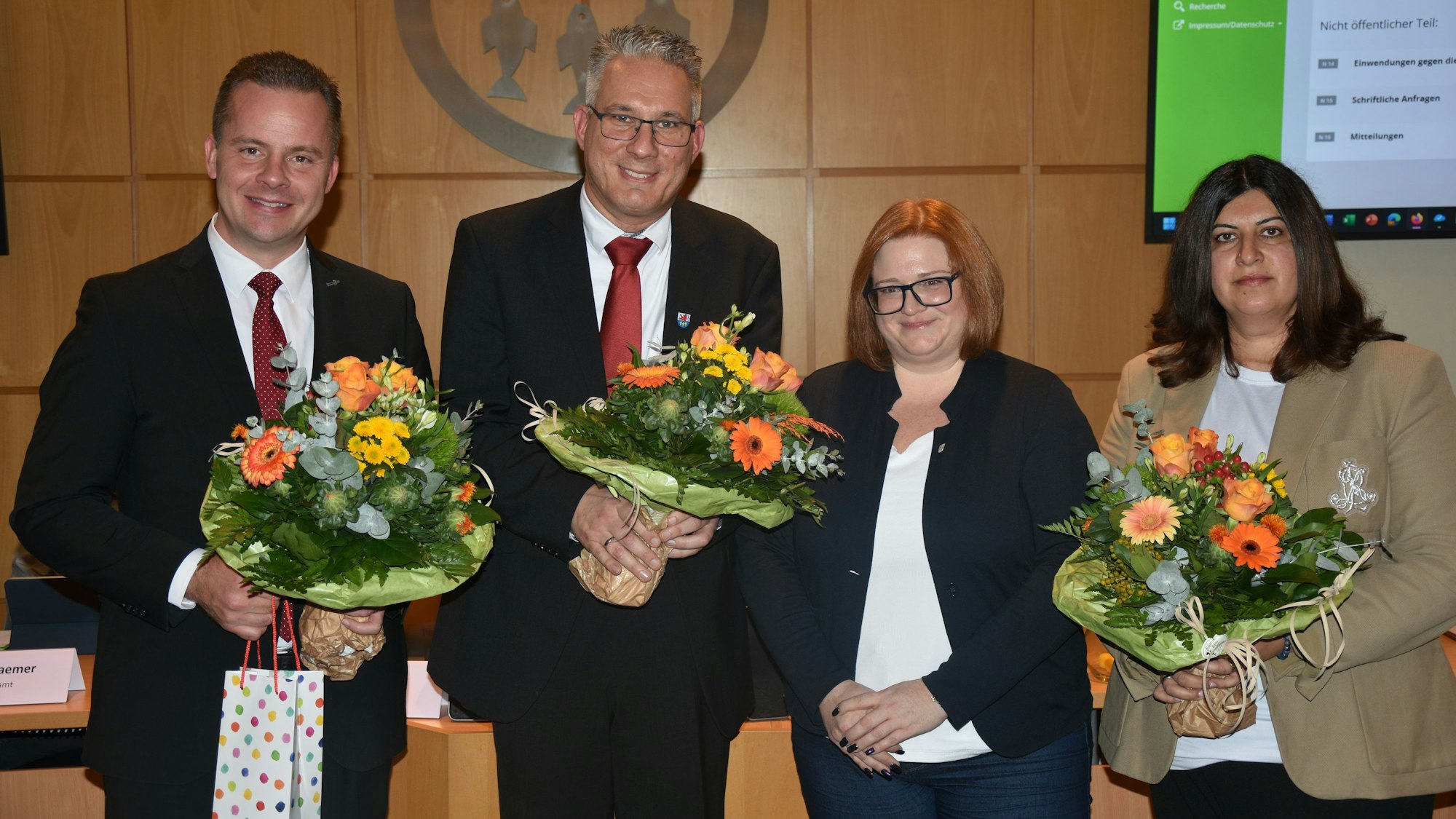 von links: Stellvertreter Andreas Stolze (CDU), Bürgermeister Guido Vierkötter, Dienstälteste Nicole Männig-Güney, Stellvertreterin Iramah Wahab (SPD)