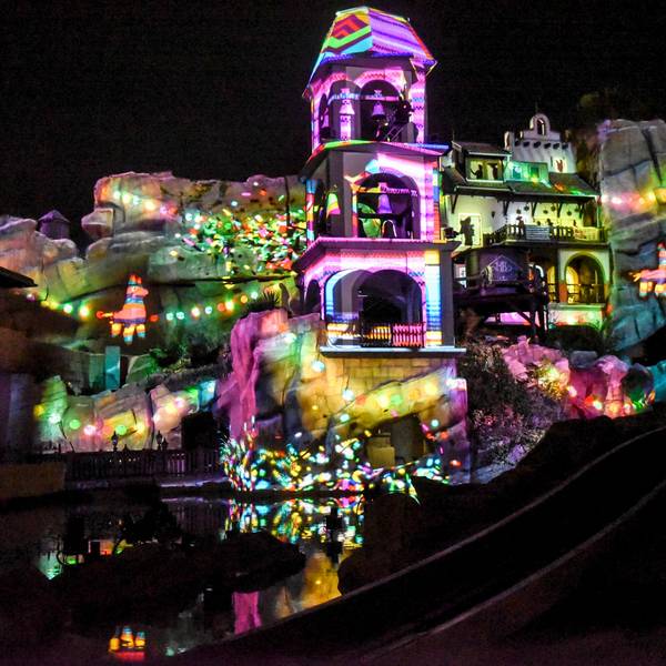 Zu sehen ist ein bunt erleuchtetes Gebäude im Phantasialand.