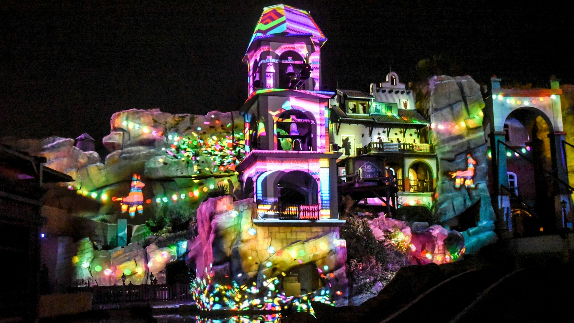 Zu sehen ist ein bunt erleuchtetes Gebäude im Phantasialand.