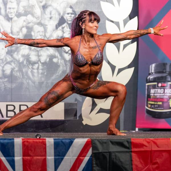 Zu sehen ist eine Bodybuilderin auf der Bühne.