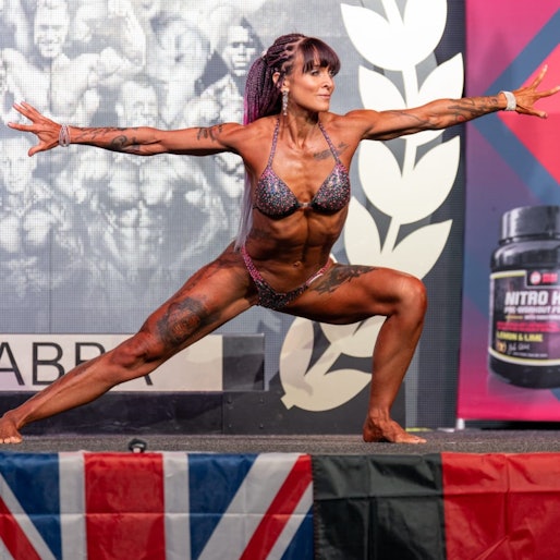 Zu sehen ist eine Bodybuilderin auf der Bühne.
