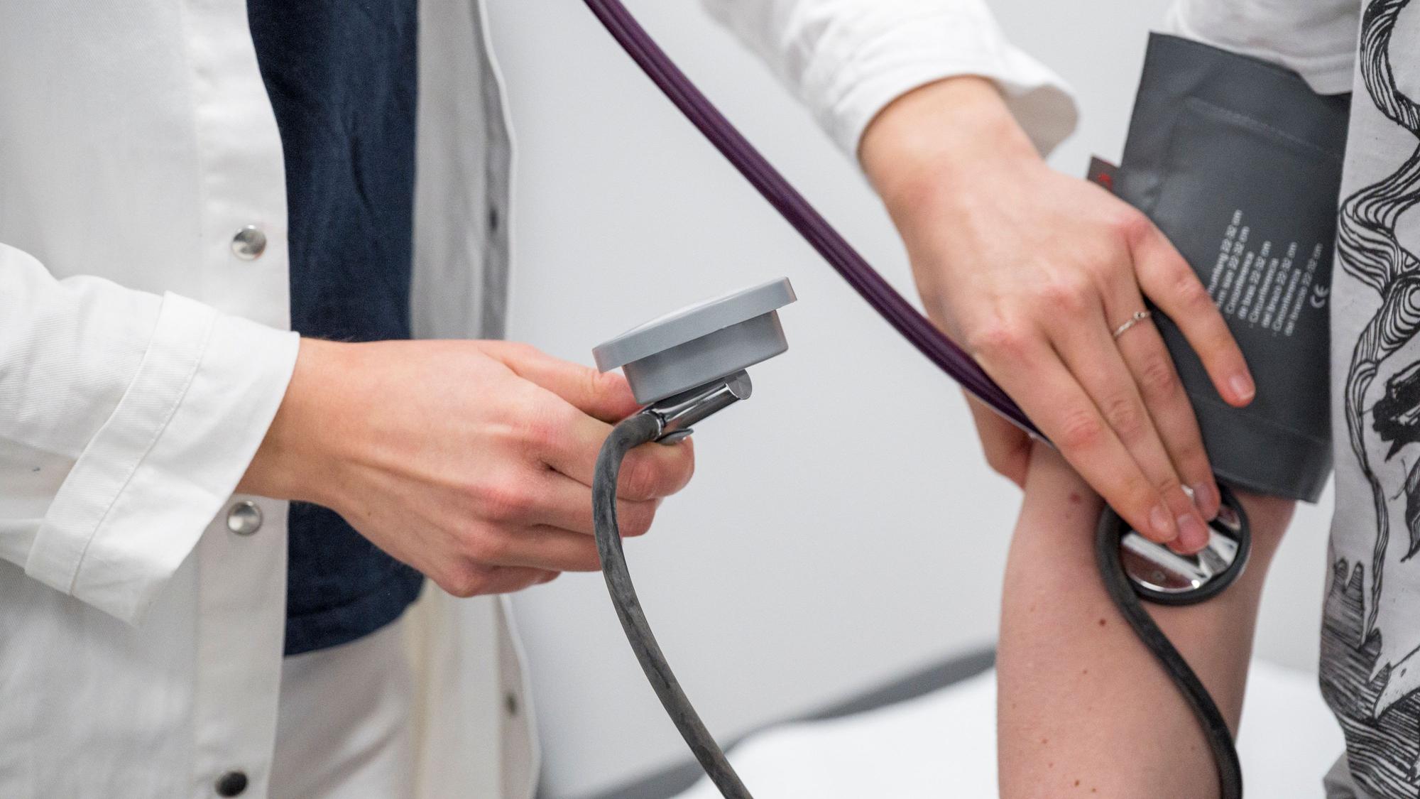 Über den AKS können Ärztinnen und Ärzte mit der Stadt, anstatt mit den Patientinnen und Patienten abrechnen. Zudem wahrt er die Anonymität bei der Behandlung. (Symbolbild)