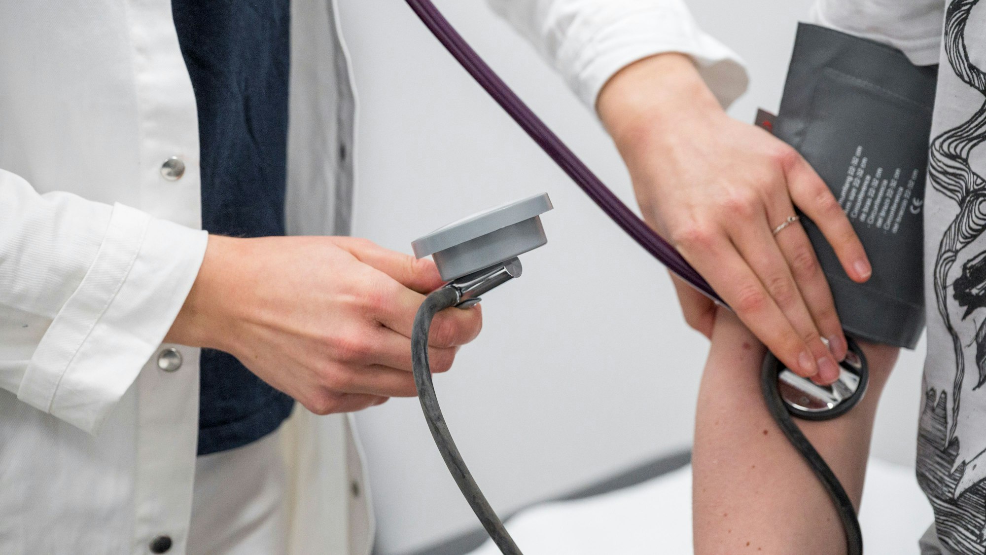 Über den AKS können Ärztinnen und Ärzte mit der Stadt, anstatt mit den Patientinnen und Patienten abrechnen. Zudem wahrt er die Anonymität bei der Behandlung. (Symbolbild)