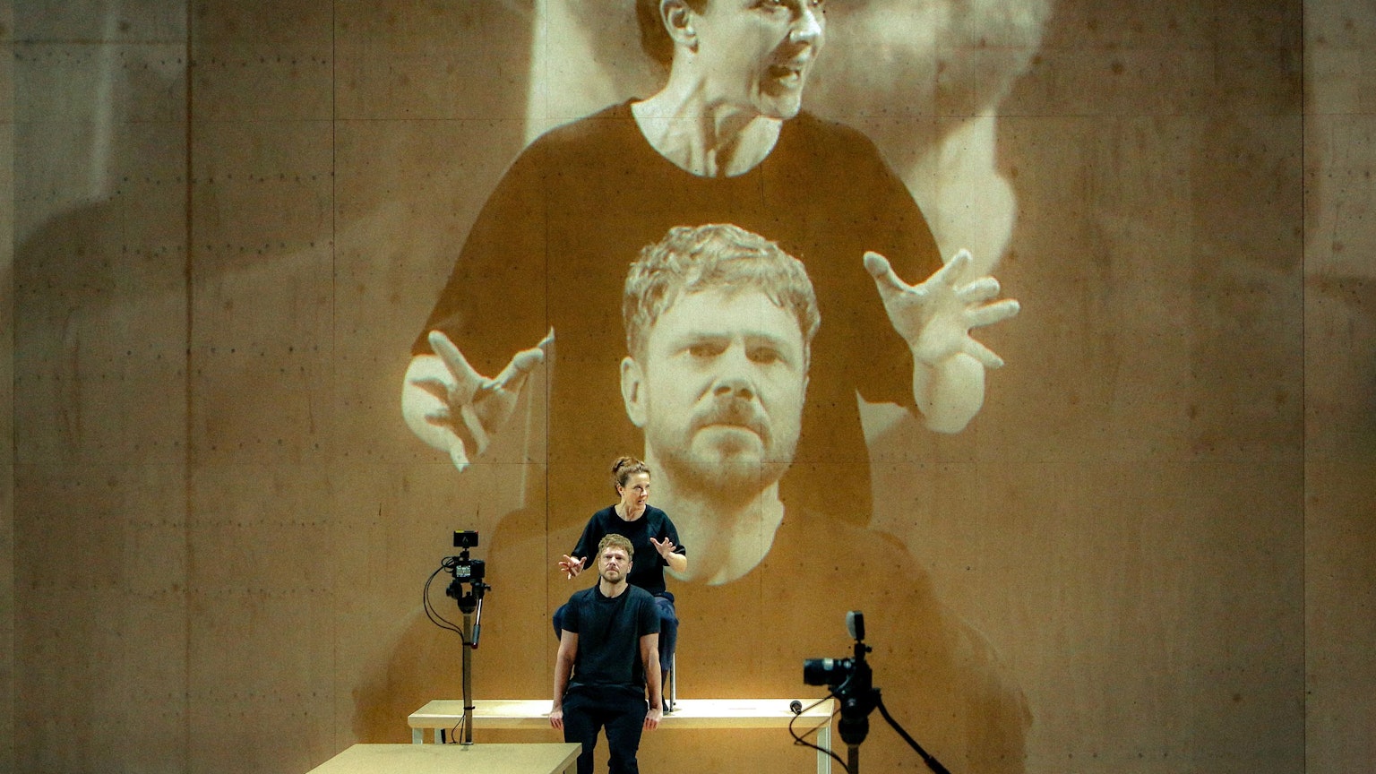 Auf der Bühne werden Claude De Demo und Paul Grill von an beweglichen Tischen befestigten Kameras begleitet.