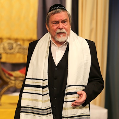 Ein Mann im Kostüm eines Rabbiners.