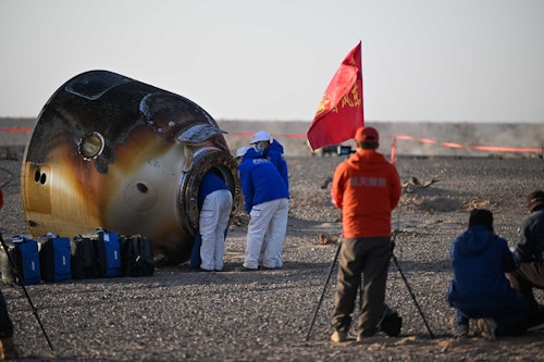 14.11.2025, China, Jiuquan: Die Rückkehrkapsel des Raumschiffs Shenzhou-21 mit den Shenzhou-20-Astronauten landet auf dem Landeplatz Dongfeng in der nordchinesischen Autonomen Region Innere Mongolei.