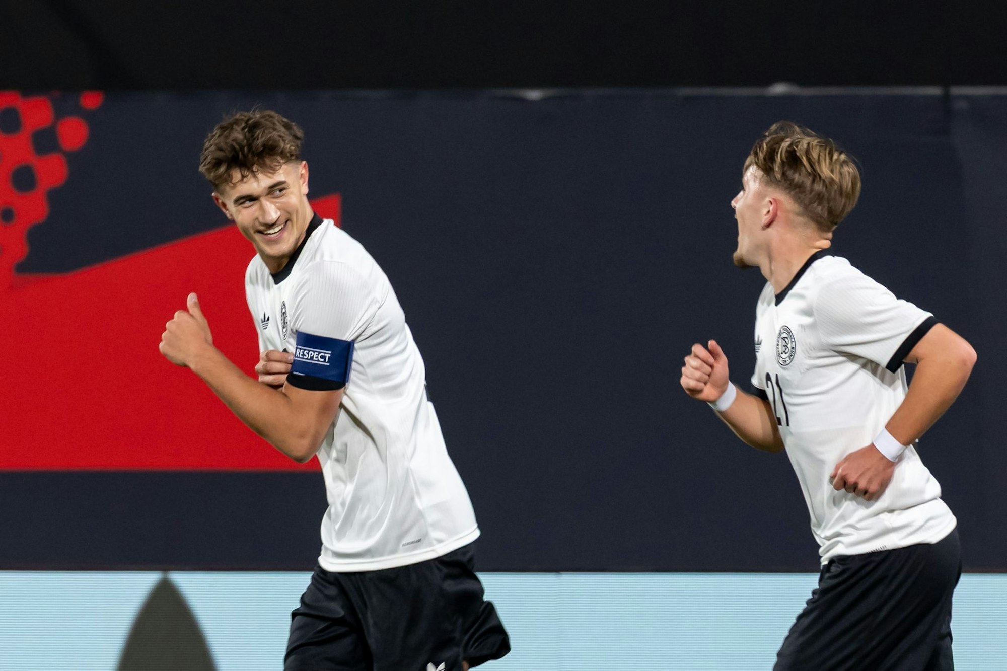 Tom Bischof (l) machte den Anfang beim Sieg gegen Malta - und hatte Spaß mit Lennart Karl.