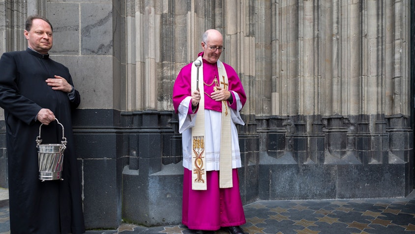 Dompropst Guido Assmann bei der Segnung der neuen Sterne.